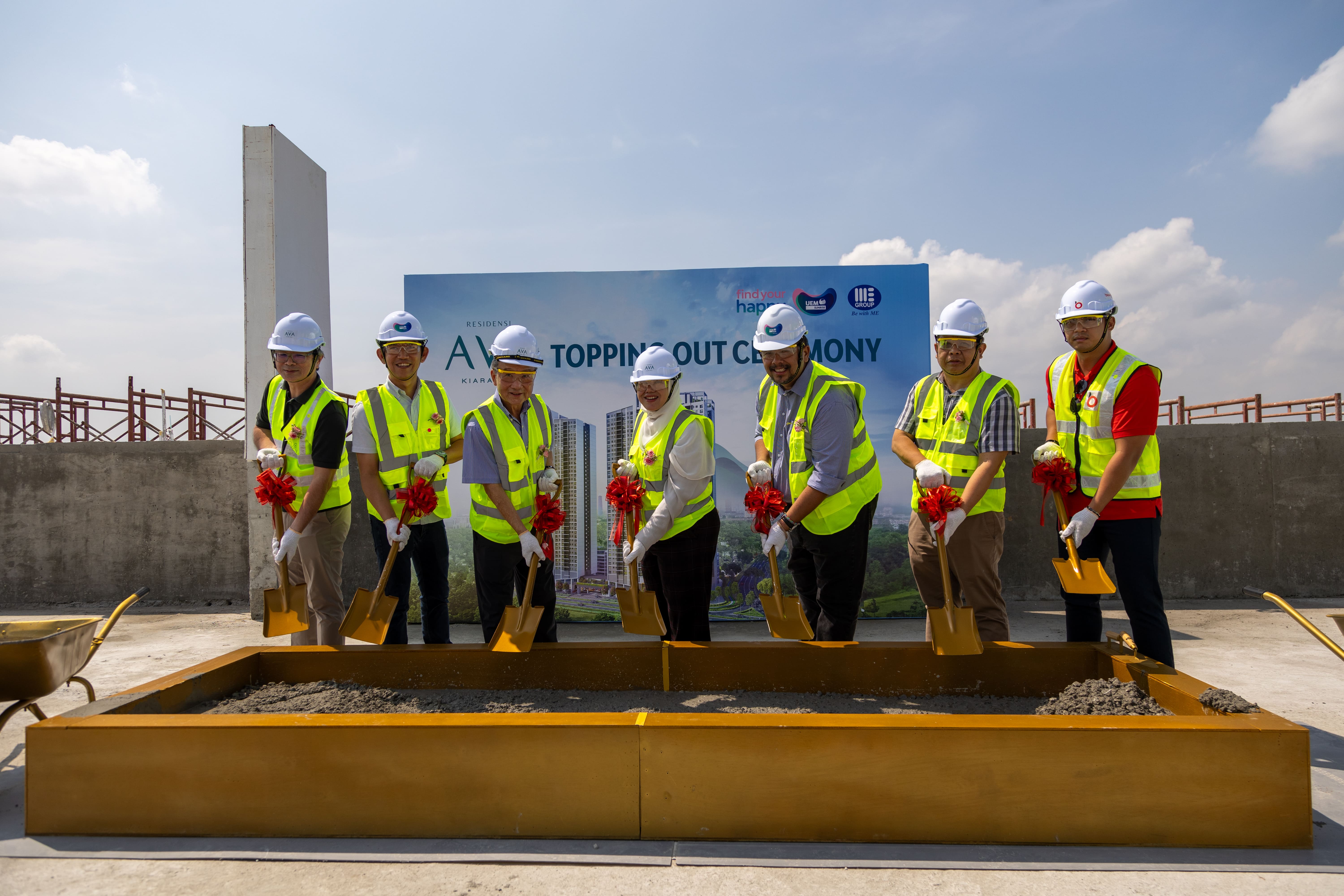 (Dari kiri) Pengarah SA Architects Sdn Bhd, Richard Sau; COO UEM Sunrise (Wilayah Tengah) dan EXCO MLSB, Liong Kok Kit; Pengarah MLSB, Tan Sri Yap Suan Chee; Pengerusi MLSB, Zaida Khalida Shaari; Ketua Pegawai Eksekutif UEM Sunrise dan Pengarah MLSB, Sufian Abdullah; EXCO MLSB. Datuk. Leong; dan Pengarah Pembinaan ORANGEBEAM, Datuk Indera Tun Putera Matin Ahmad Shah pada majlis ‘topping-out’ Residensi AVA.