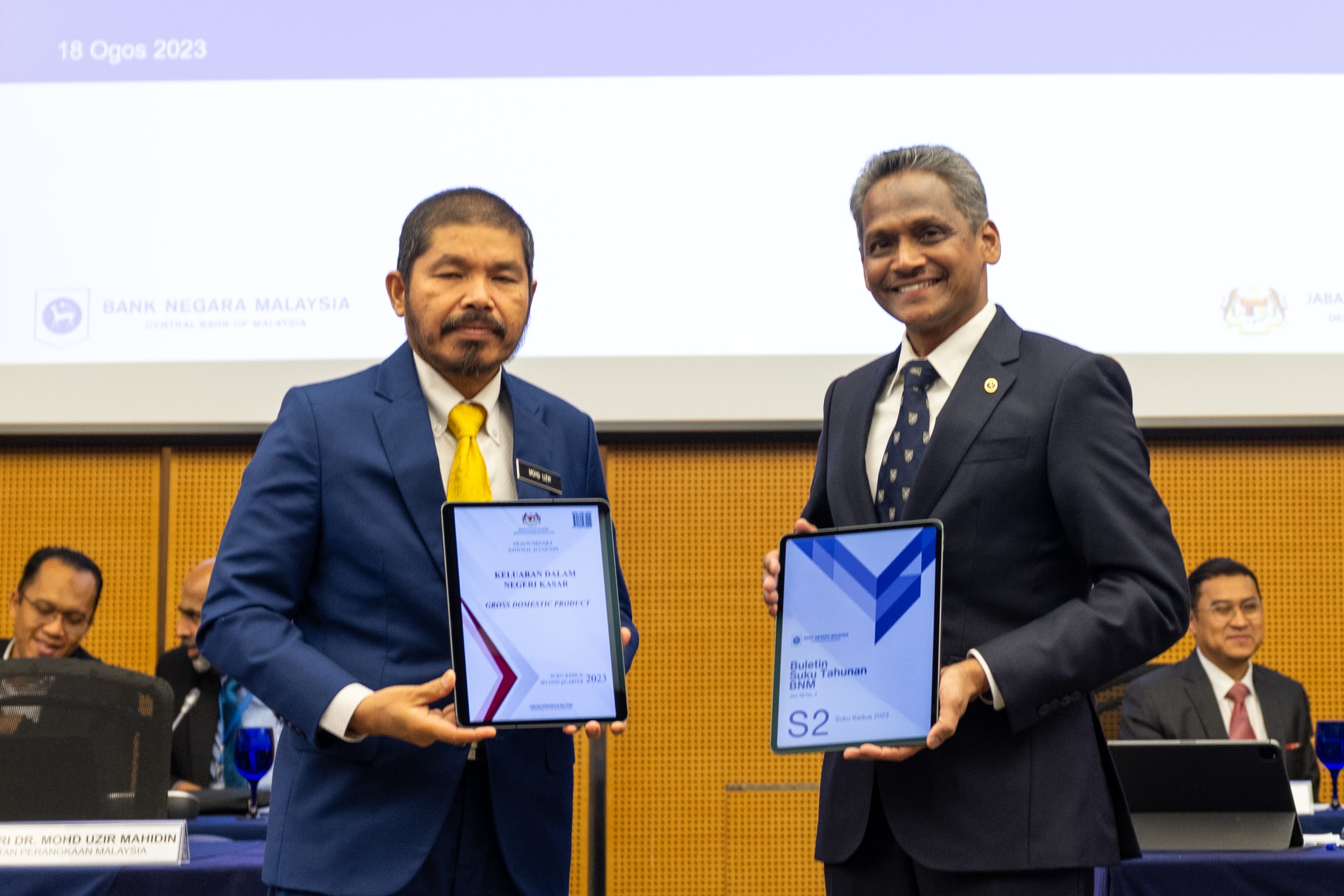 Datuk Seri Dr. Mohd Uzir Mahidin bersama Gabenor BNM, Datuk Shaik Abdul Rasheed Abdul Ghaffour pada sidang media hari ini