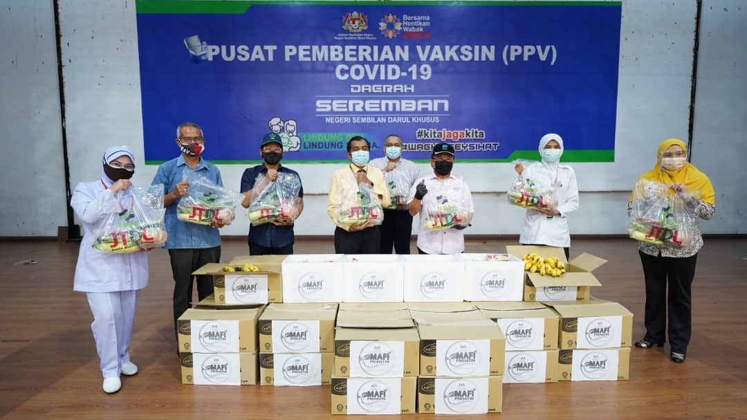 Ahmad Hamzah ketika mengadakan lawatan kerja di Pusat Pemberian Vaksin (PPV) Dewan Majlis Bandaraya Seremban dan menyerahkan sumbangan MAFI Prihatin.