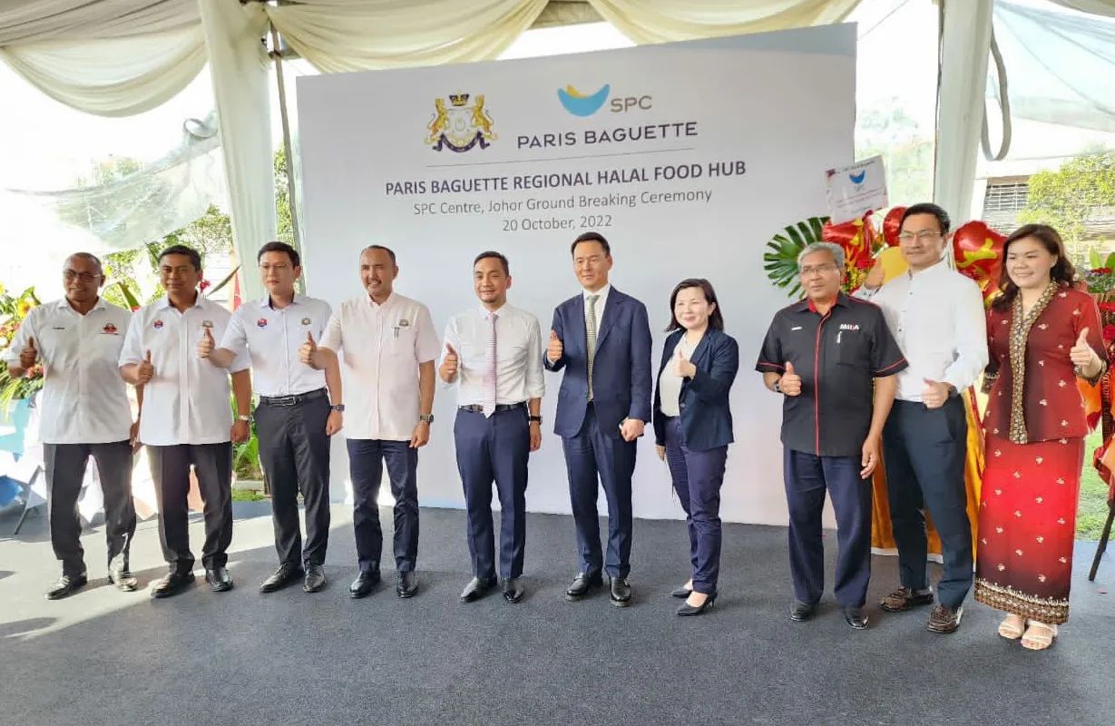 Dari kiri: Datuk Mohd Haffiz Ahmad, Lee Ting Han, Datuk Jafni Md Syukor, Datuk Onn Hafiz Ghazi, Hur Jin Soo, Hana Mardhyah Lee, dan Datuk Wira Arham Abdul Rahman merasmikan Majlis Pecah Tanah Projek Paris Baguette Logistics Malaysia Central Kitchen di Tech Park pada Khamis.