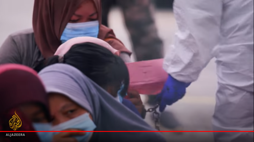 Tangkap layar dalam dokumentari yang disiarkan pihak Al Jazeera.