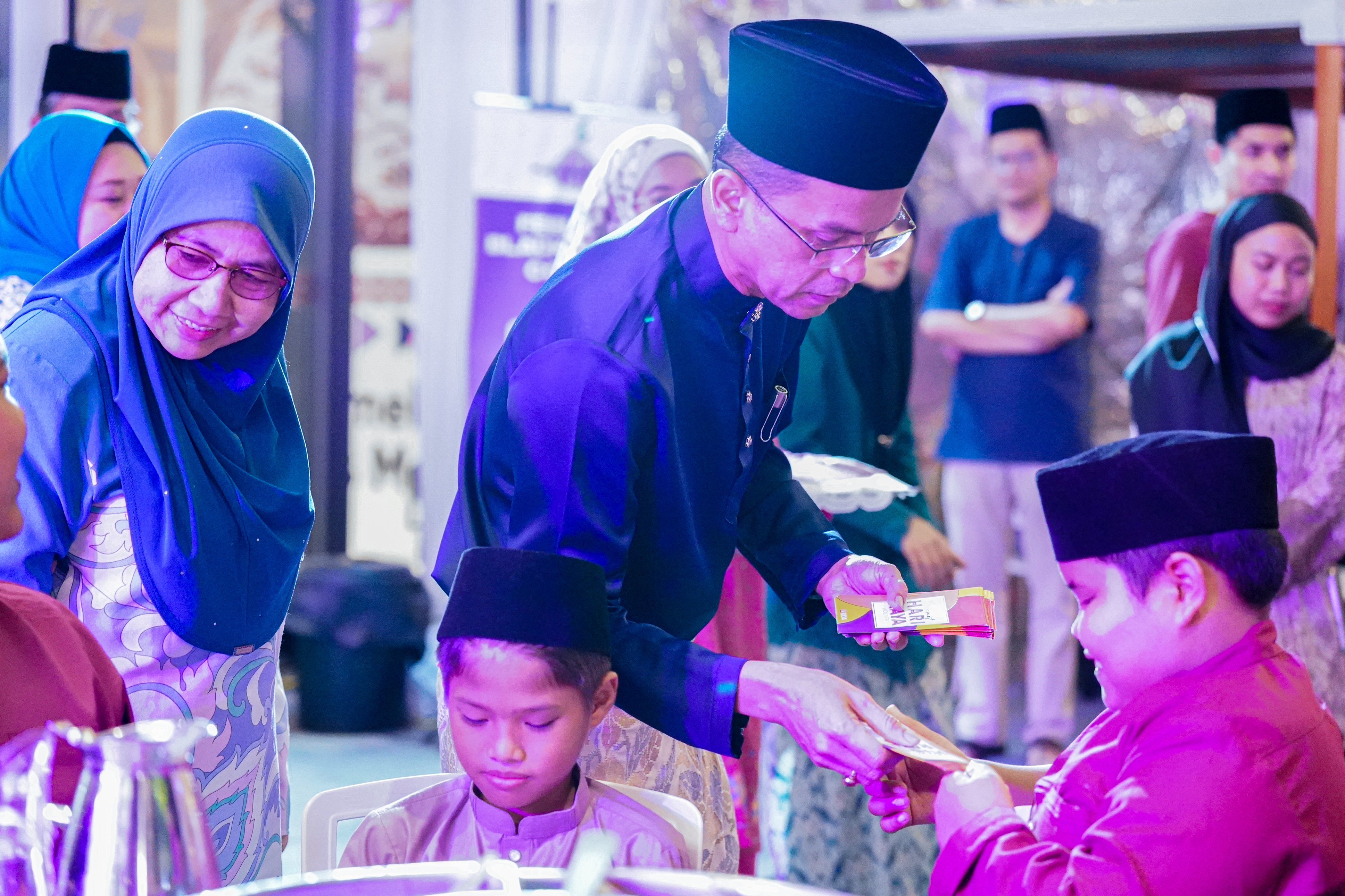 Mohd Nazri Jamiran menyampaikan sumbangan duit raya kepada anak asnaf dan anak yatim dari Pertubuhan Kebajikan Asnaf An-Naafi Kuala Lumpur. 