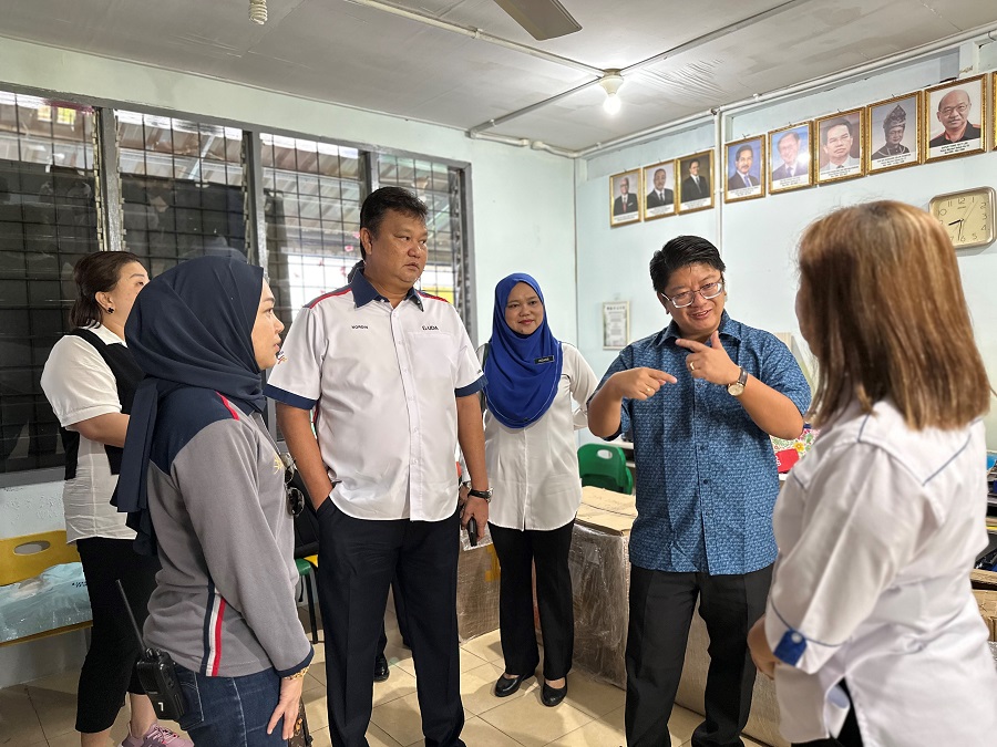 Datuk Ewon Benedick (dua dari kanan) berkesempatan melawat di sekitar Sekolah Kebangsaan Tampasak Togudon.
