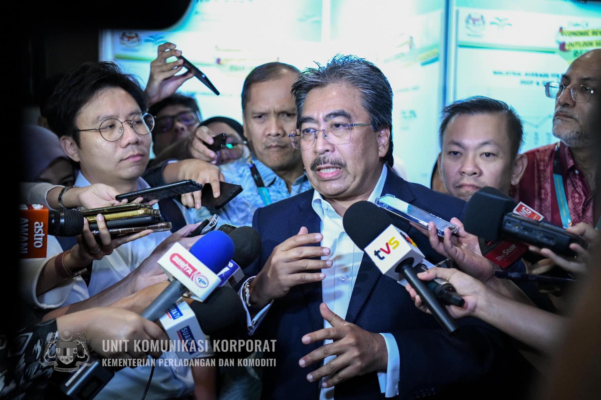 Johari Ghani bercakap kepada media selepas menyampaikan ucaptama beliau di Seminar Tinjauan dan Pandangan Ekonomi Minyak Sawit 2024. [Foto Unit Komunikasi Korporat, Kementerian Perladangan dan Komoditi]