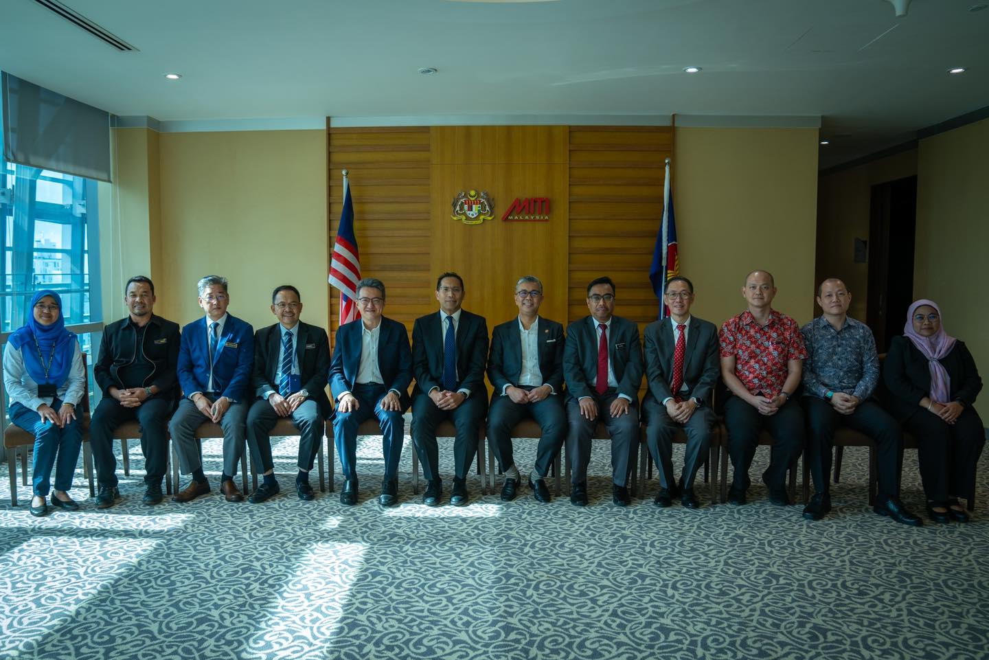 Tengku Zafrul (tengah) bersama Jawatankuasa Khas Industri Besi dan Keluli Malaysia.