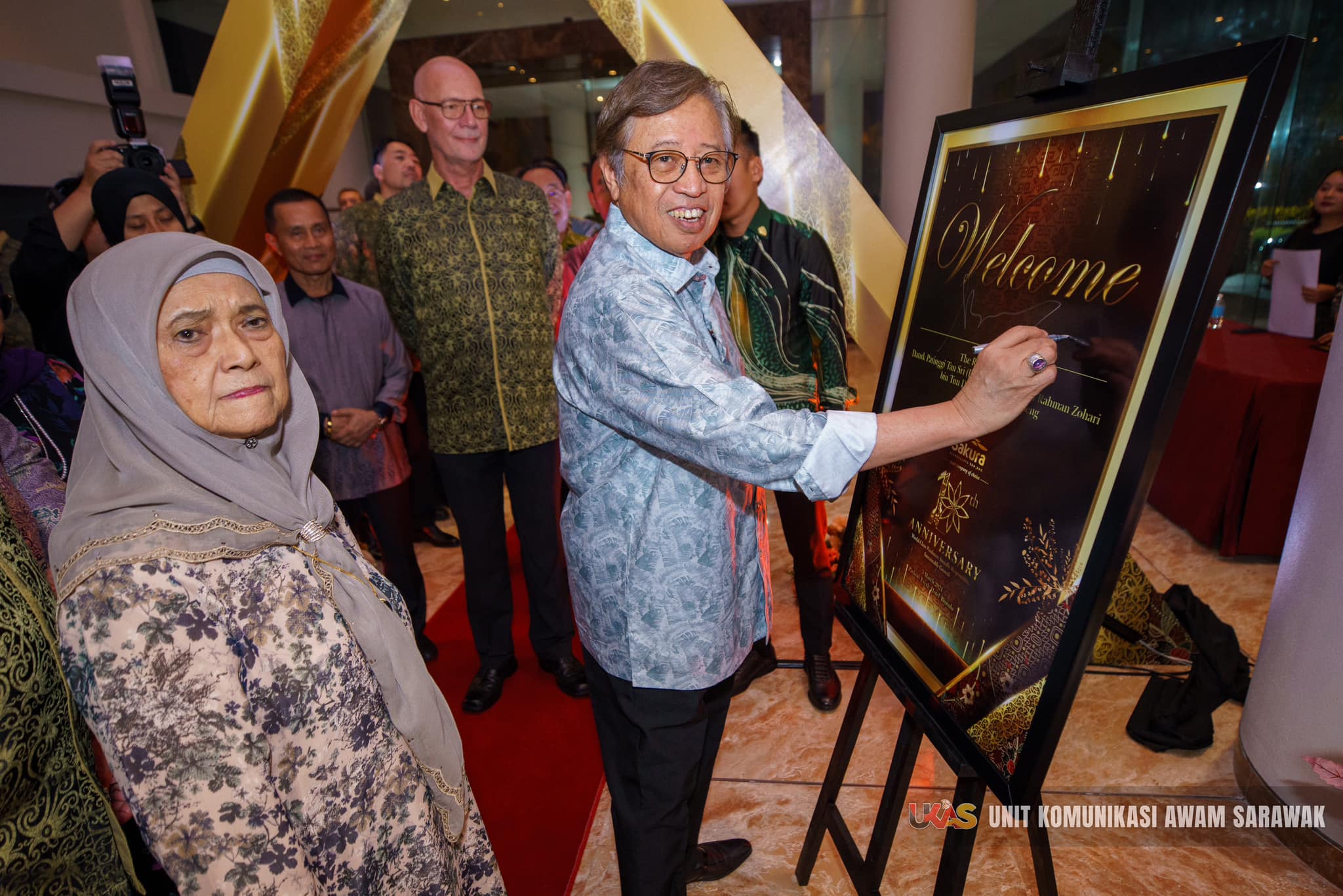 Abang Johari dan isteri beliau, Datuk Amar Juma’ani Tuanku Bujang menghadiri Majlis Makan Malam Ulang Tahun Ke-10 Sakura Ferroalloys.