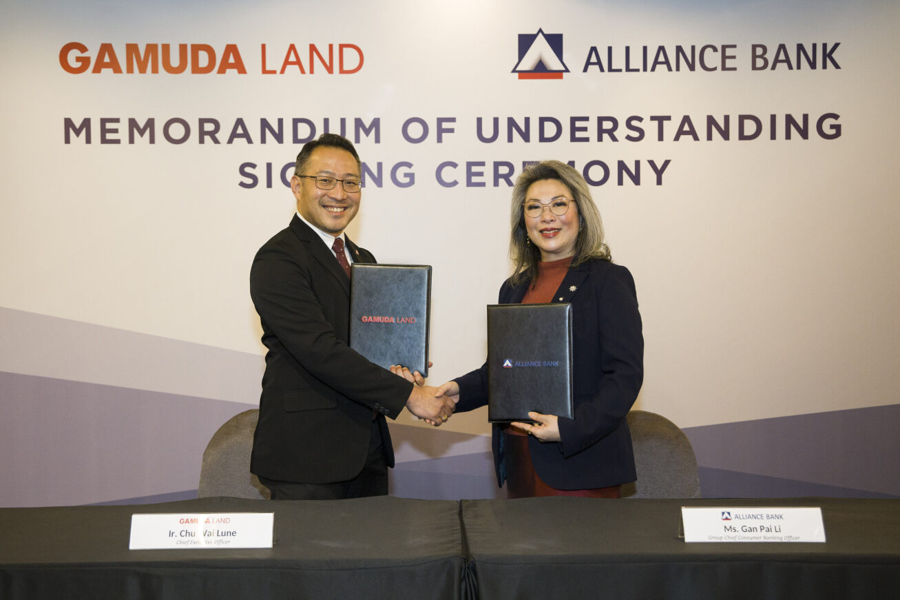 (Dari kiri) Chu Wai Lune dan Gan Pai Li telah memeterai memorandum persefahaman (MoU) bagi menjalin kerjasama strategik.