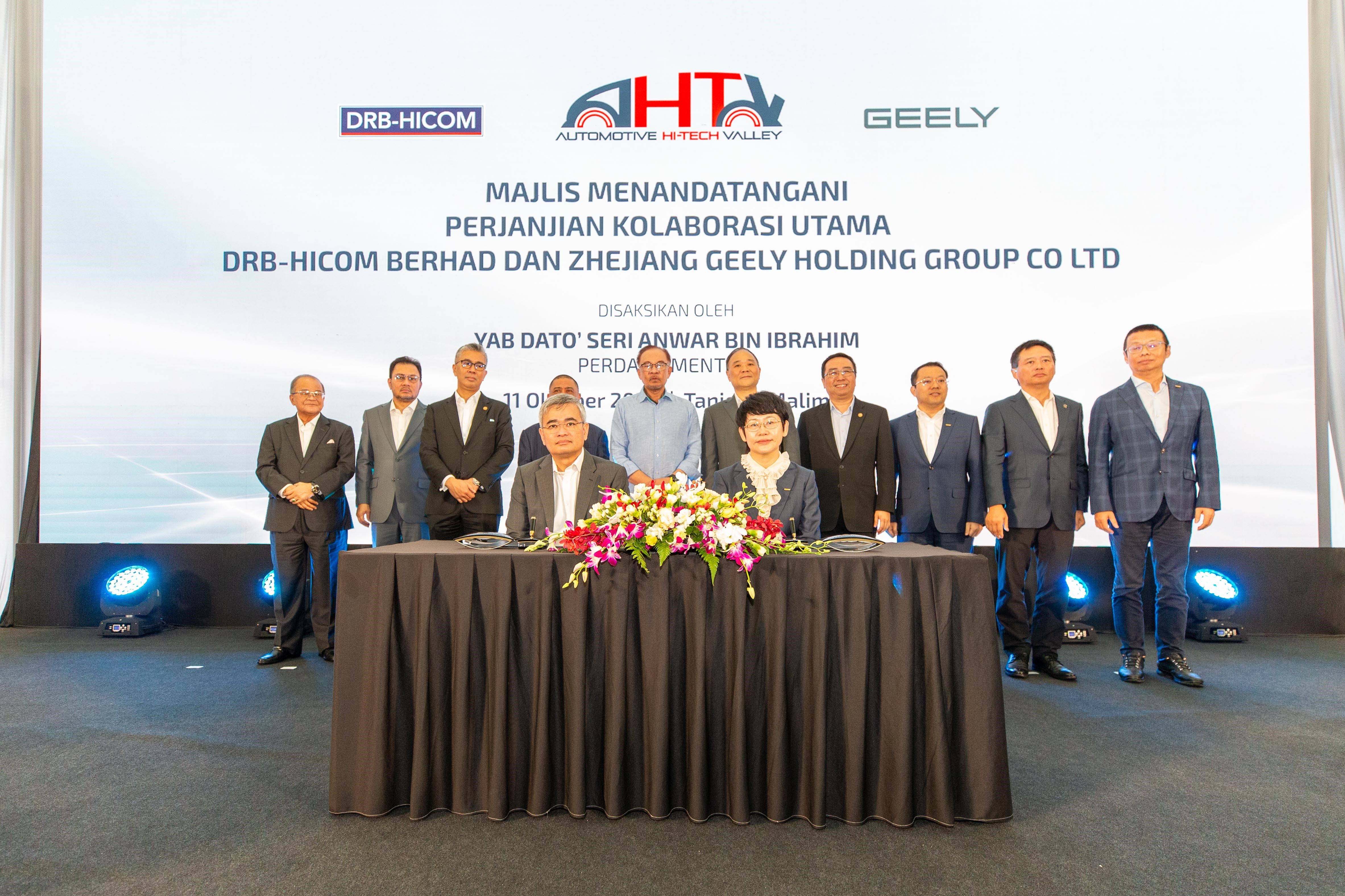 Ketua Pegawai Operasi Kumpulan, Hartanah, Perancangan dan Strategi Korporat DRB-Hicom, Azri Zaharuddin (kiri) dan Naib Presiden Kanan dan Ketua Pegawai Operasi Geely, Dr. Wei Mei menandatangani MCA tersebut memuktamadkan rangka kerja pembangunan AHTV.