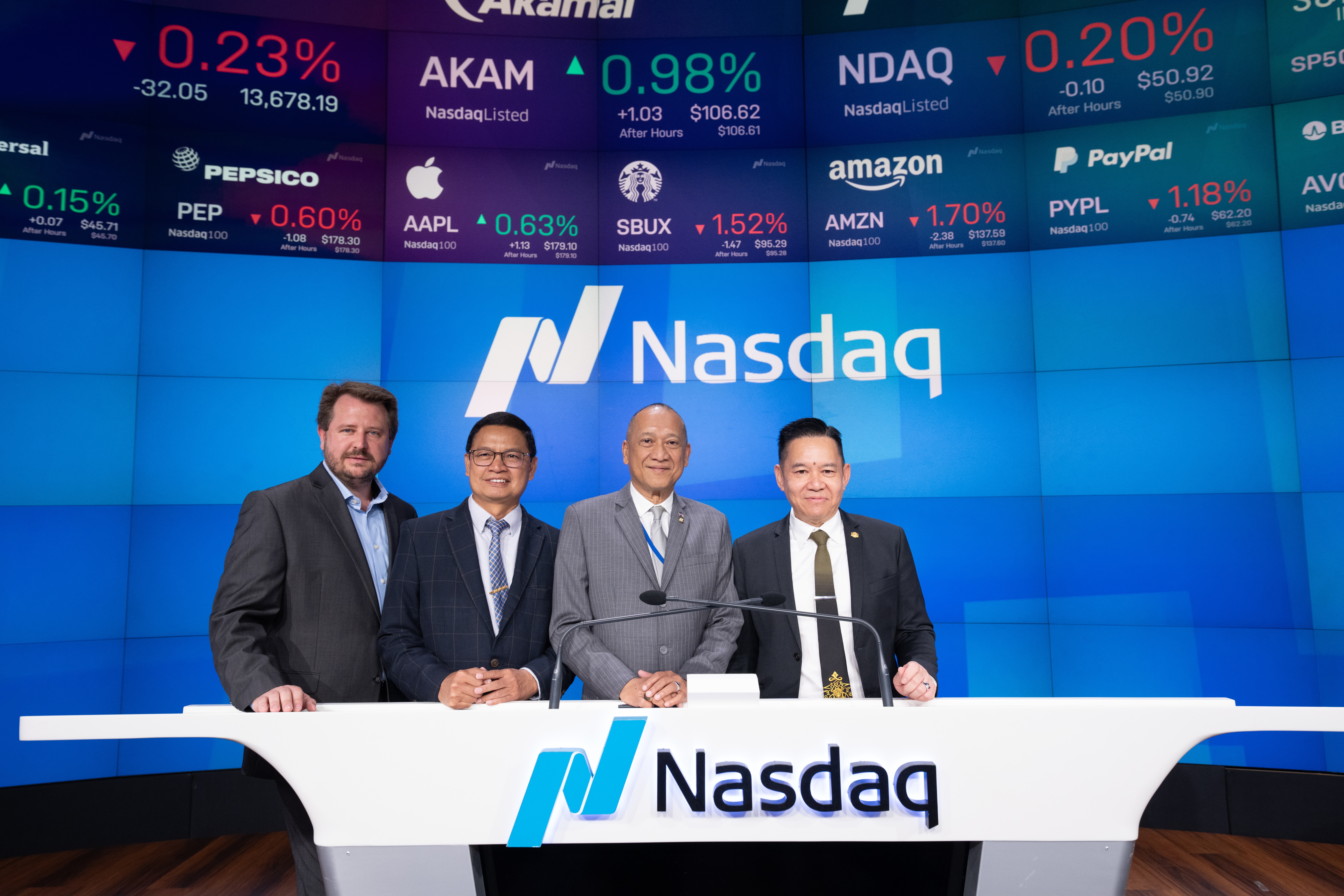 Penyenaraian Agape di Nasdaq dihadiri oleh (dari kiri) Pengarah Urusan Network 1 Financial Securities Inc, Adam Pasholk; Ketua Pasukan Perubatan Agape ATP, Prof Dr Taruna Ikrar; Duta Besar Malaysia ke Amerika Syarikat, Datuk Seri Mohamed Nazri Abdul Aziz; dan Pengerusi dan Ketua Pegawai Eksekutif Agape ATP, Datuk Seri Dr How Kok Choong