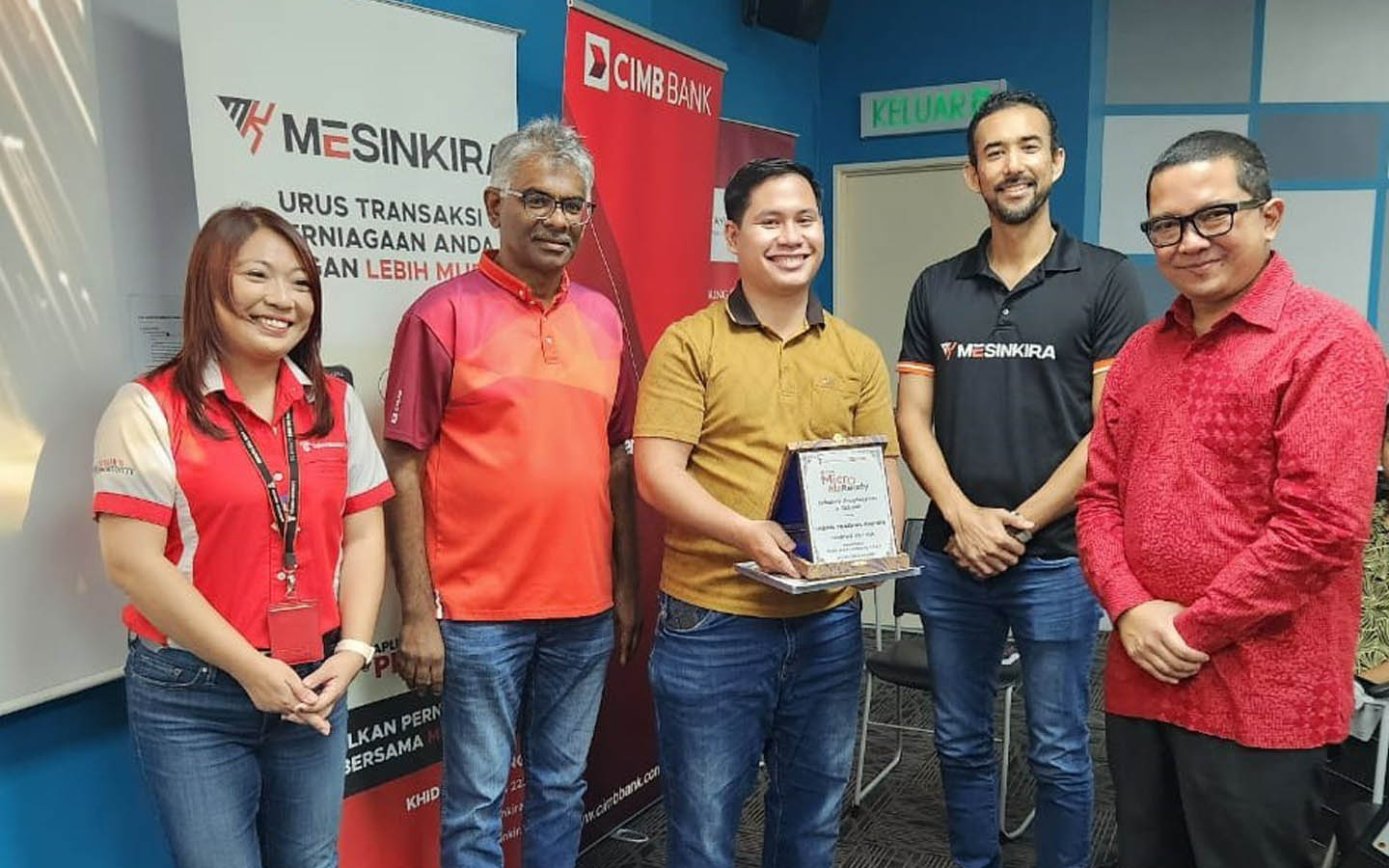 (Dari Kiri): May Wong, Ketua Komunikasi Kumpulan & Tanggungjawab Sosial Korporat, Taylor’s Education Group; Jaya Balan Kathiravalu, Ketua, Perbankan Komersial - Perbankan PKS, CIMB Bank Berhad; Ahmad Ihsan, Pengasas Ihsan Madu Empire; Syed Omar Syed Abu Bakar Almohdzar, Ketua PegawaiEksekutif, ModulEight Technologies Sdn Bhd dan Ahmad Shahriman Mohd Shariff, Ketua Pegawai Eksekutif, CIMB Islamic semasa penyampaian anugerah di majlis penutup Program CIMB MicroBizReady.