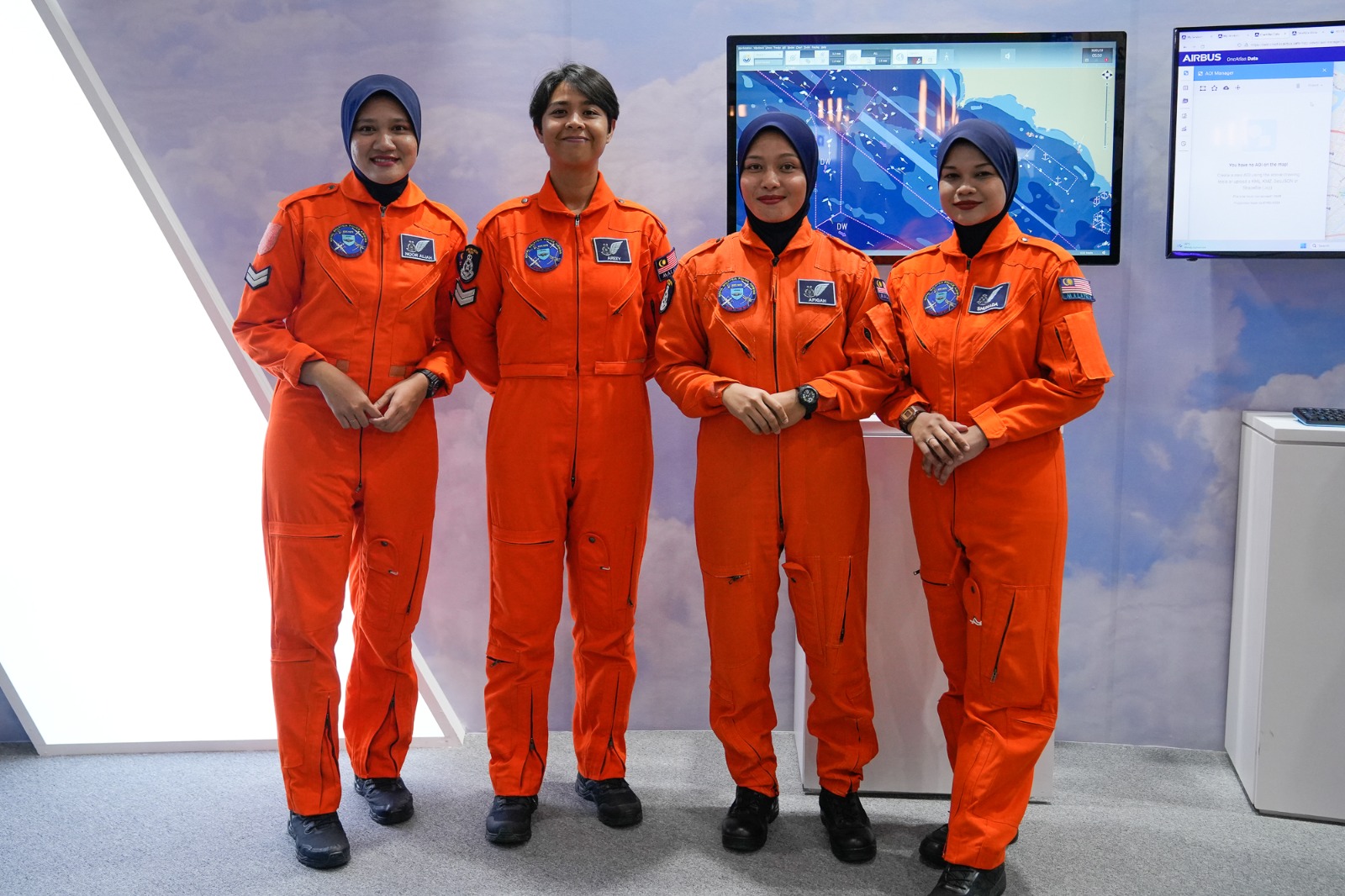 Sebahagian daripada anggota wanita kru Unit Udara PDRM.