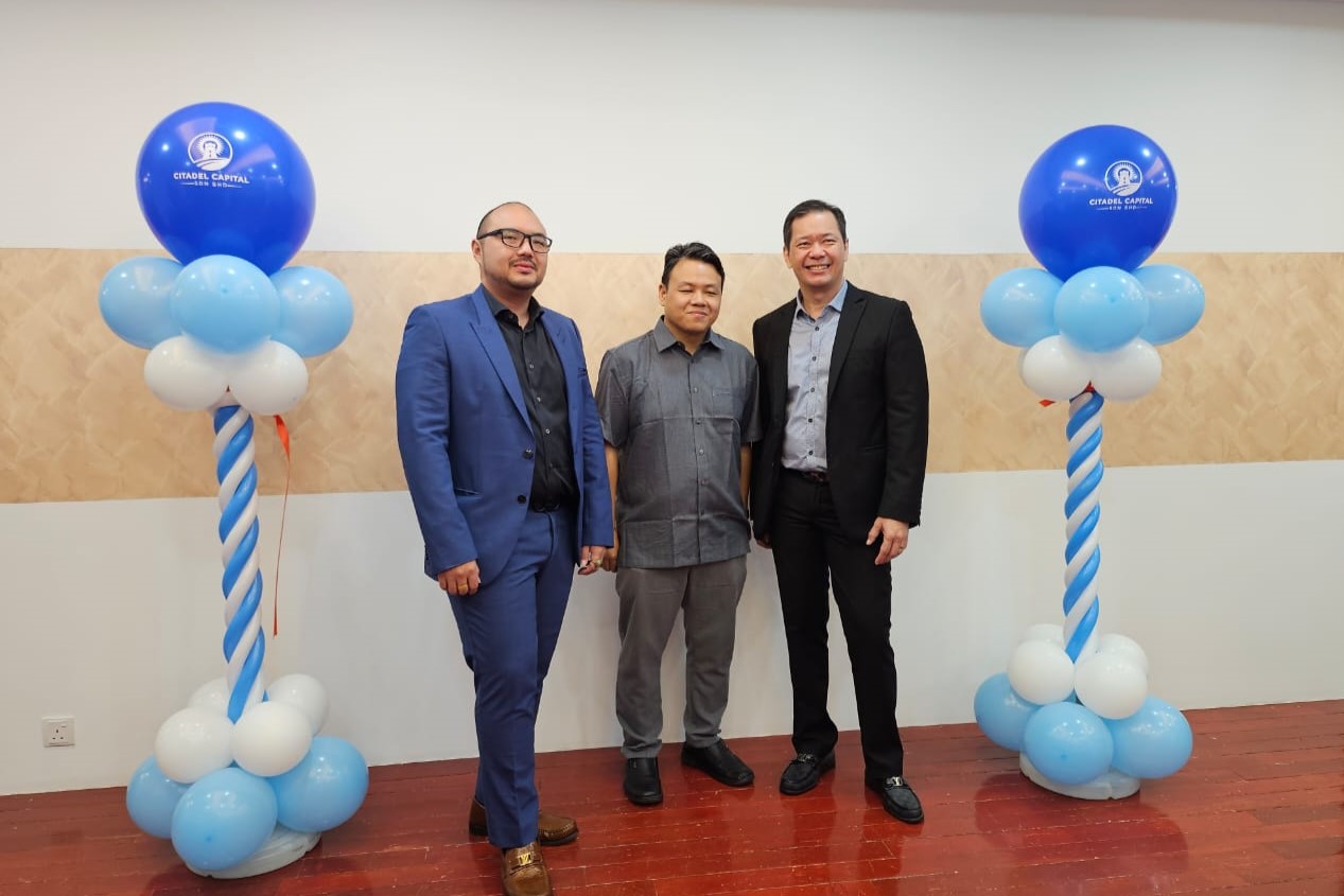 Wakil Citadel Capital memotong reben di acara perasmian pembukaan cawangan di Sibu