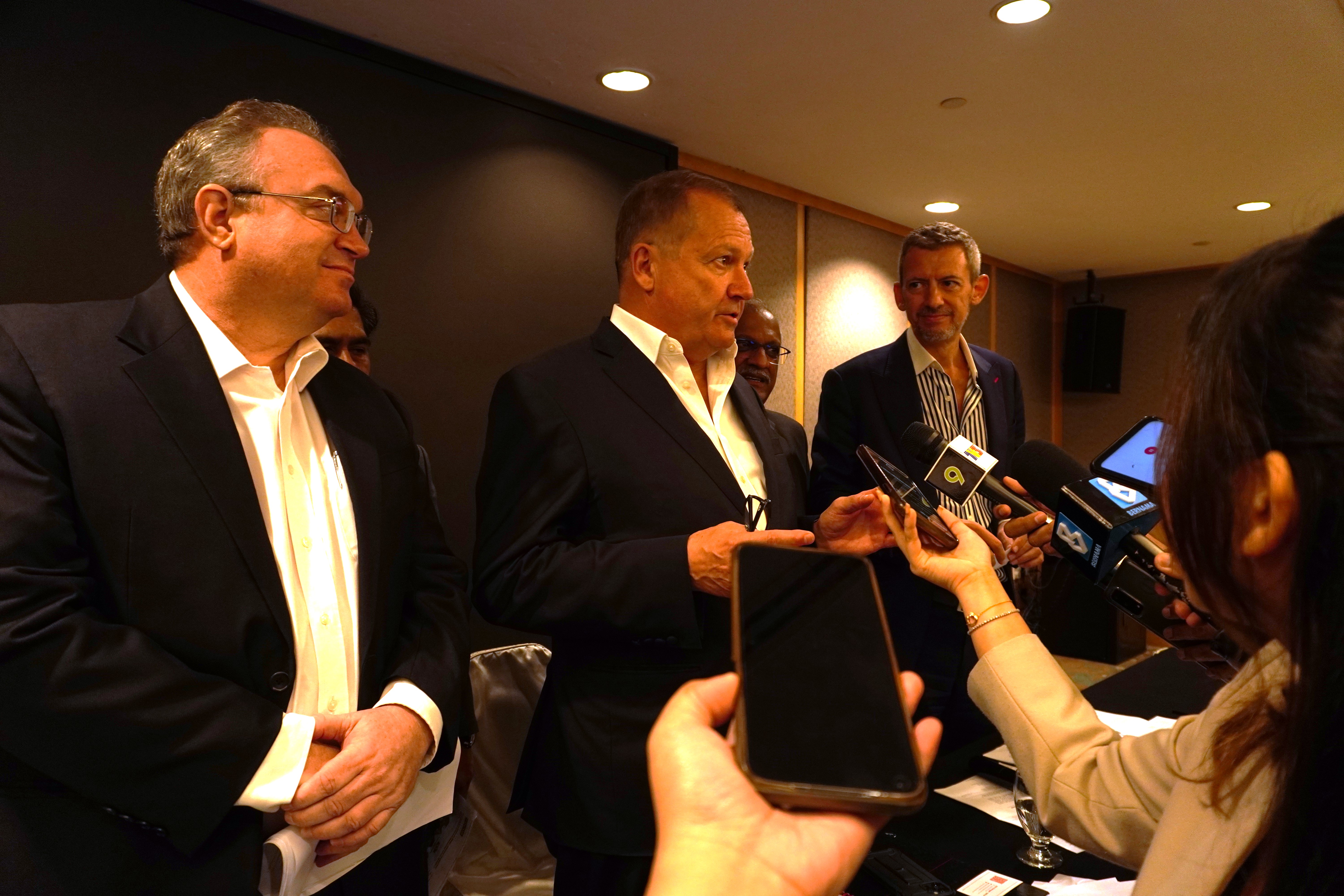 (Dari kiri) William H Van Vliet III, Andreas Heeschen dan Flavio Porro 