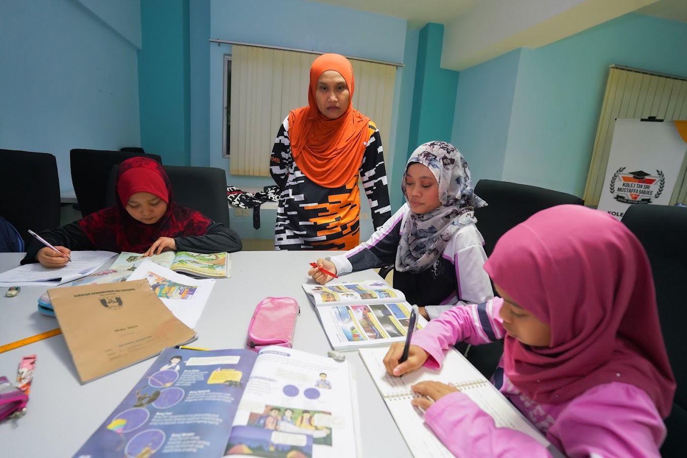 Dr. Jasnorita memantau tuisyen yang dikendalikan oleh pelajar-pelajar KMB UPM.