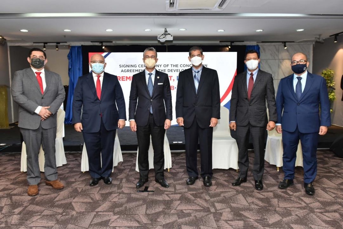 Tengku Datuk Seri Utama Zafrul Tengku Abdul Aziz (tiga dari kiri) bergambar bersama tetamu-tetamu kehormat iaitu Presiden dan Ketua Pegawai Eksekutif Kumpulan BDB, Faris Najhan Hashim (paling kiri), Pengerusi Kumpulan BDB, Datuk Mohamed Sharil Tarmizi (dua dari kiri), Ketua Pegawai Eksekutif Menteri Besar Incorporated, Muhamad Sobri Osman (tiga dari kanan) Ketua Setiausaha Perbendaharaan, Dato' Asri Hamidon (dua dari kanan) dan Ketua Pegawai Eksekutif LADA, Nasaruddin Abdul Muttalib (paling kanan). 