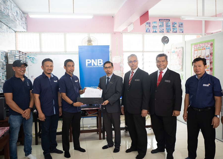 Encik Mohd. Hassany (tiga dari kiri) hadir semasa penyerahan borang sumbangan komputer di SK Raja Bahar, Kota Bharu