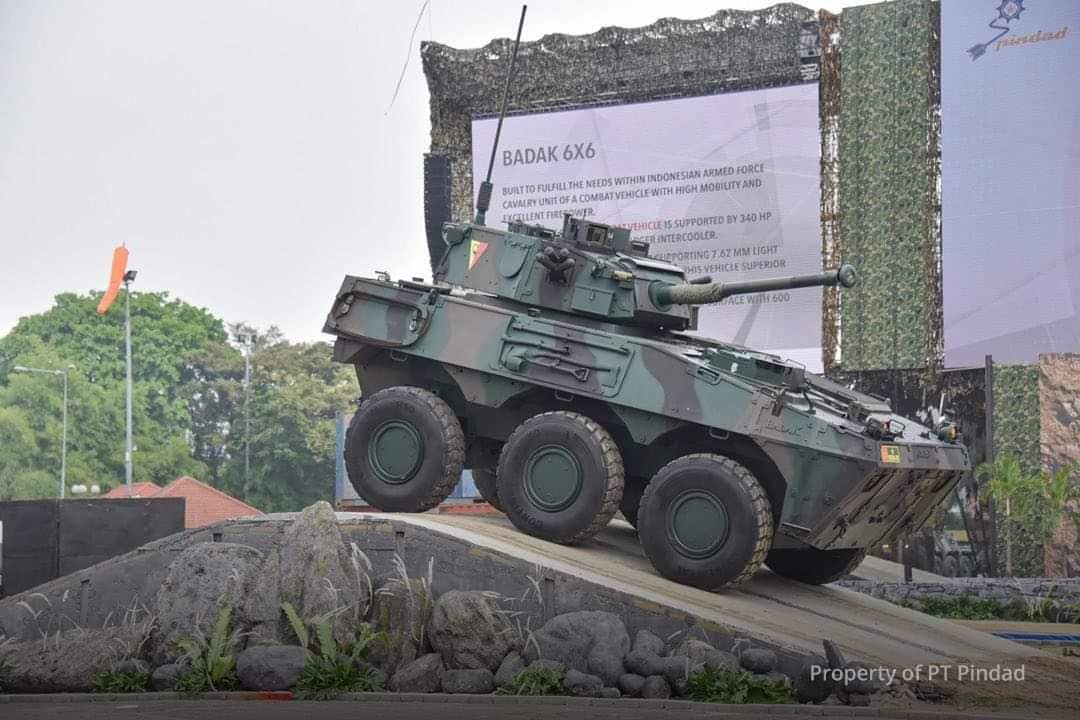 Kenderaan Badak 6x6 dengan meriam 90mm untuk peranan sebagai pemusnah armor.