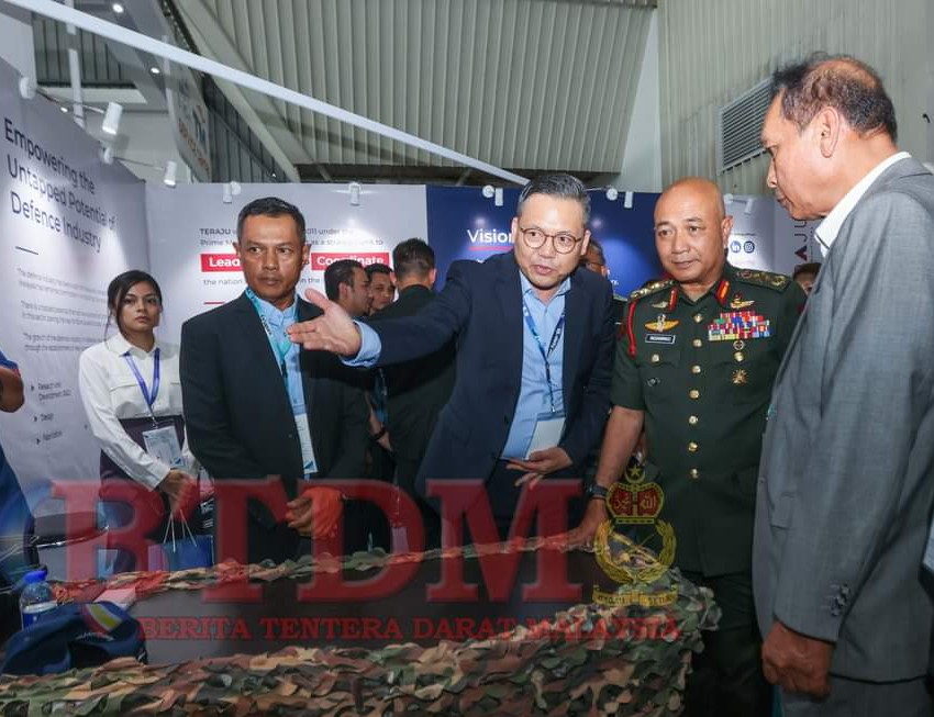 Panglima Tentera Darat, Jeneral Datuk Seri Mohamad Ab Rahman (dua dari kanan) semasa melawat booth SGT Ventures pada LIMA 2023.