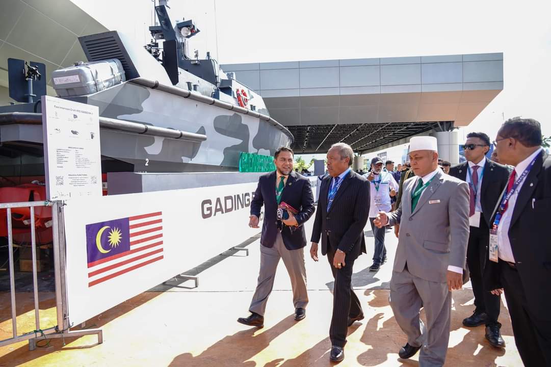 Pengerusi Gading Marine, Tan Sri Mohd Reza Mohd Sany (kiri) mengiringi Menteri Pertahanan Timor Leste (dua dari kiri) melihat Bot FIC G2000 MkII.