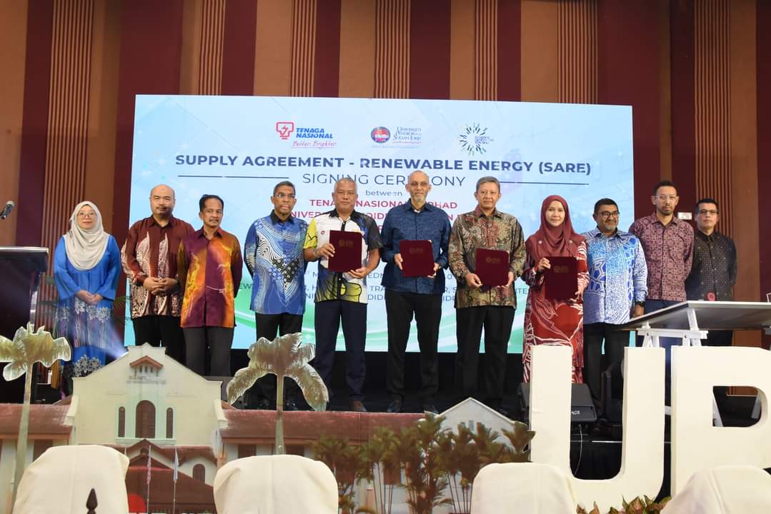Dr Md. Amin (lima dari kiri), Nasaruddin (lima dari kanan) dan Wan Shaharuddin (tengah) menunjukkan dokumen perjanjian bekalan tenaga boleh baharu dengan TNB dan SGSB untuk membina panel solar PV di kampus UPSI Tanjung Malim.