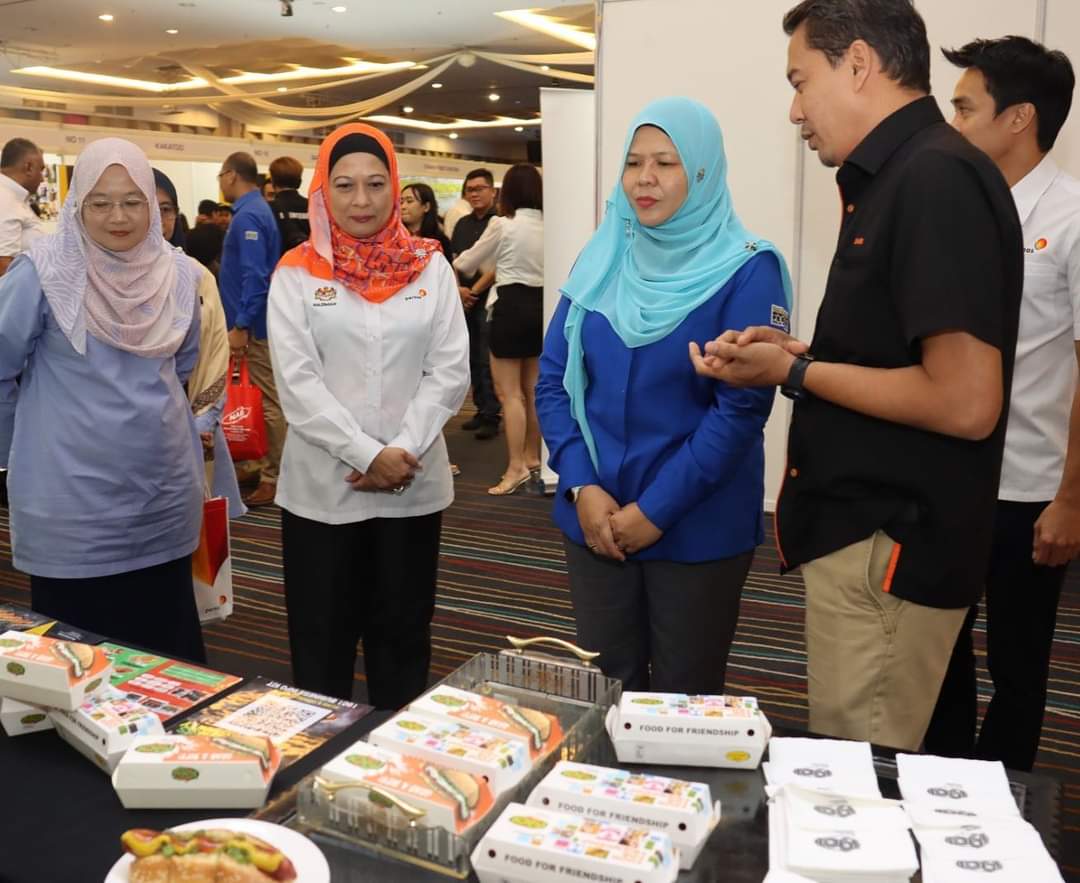 Salah seorang usahawan memberi penerangan tentang produk yang dipamerkan.