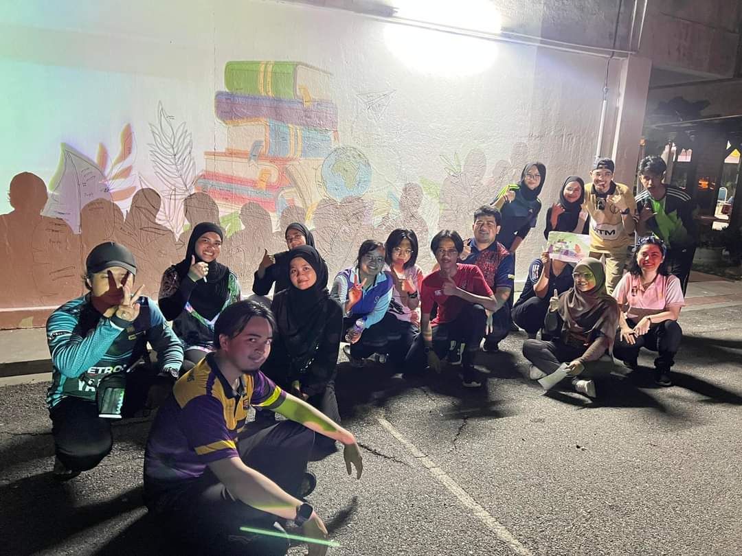 Para pelajar menyiapkan lakaran mural terlebih dahulu pada waktu malam.