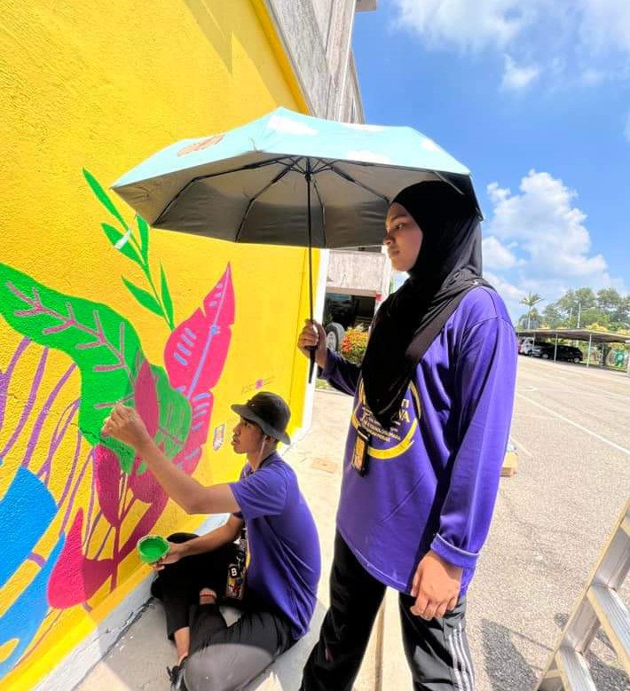 Cabaran utama untuk menyiapkan lukisan mural ialah cuaca panas.