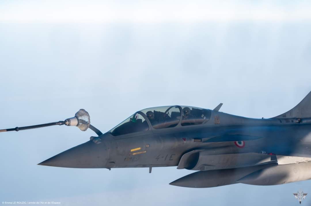Pesawat tempur Dassault Rafale melakukan pengisian minyak di udara bagi penerbangan jarak jauh.