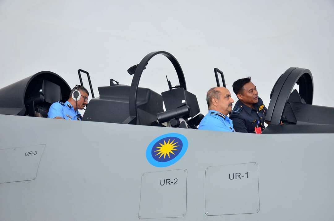 Chaudhari diberi taklimat pengoperasian simulator pesawat pejuang.