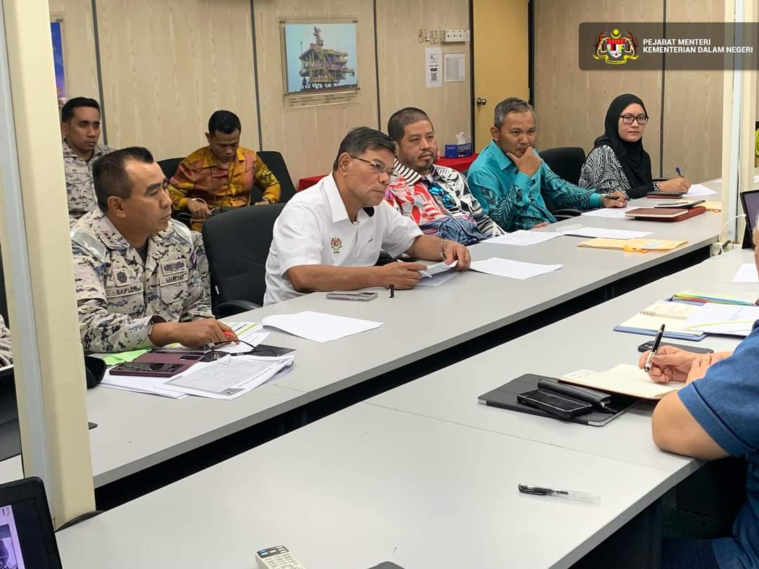 Saifuddin bersama pemangku Ketua Pengarah APMM, Datuk Saiful Lizan Ibrahim (kiri) dalam pertemuan bersama pengurusan THHE.