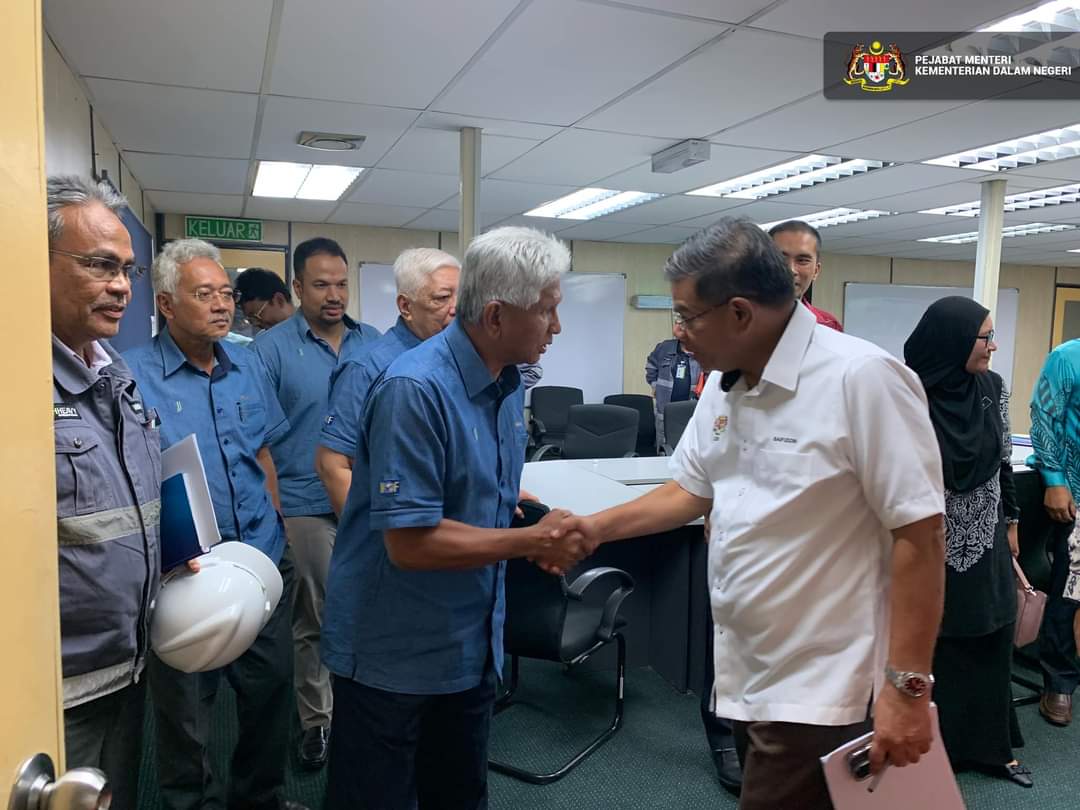 Menteri Dalam Negeri, Datuk Seri Saifuddin Nasution semasa melawat limbungan THHE pada Mac lalu.