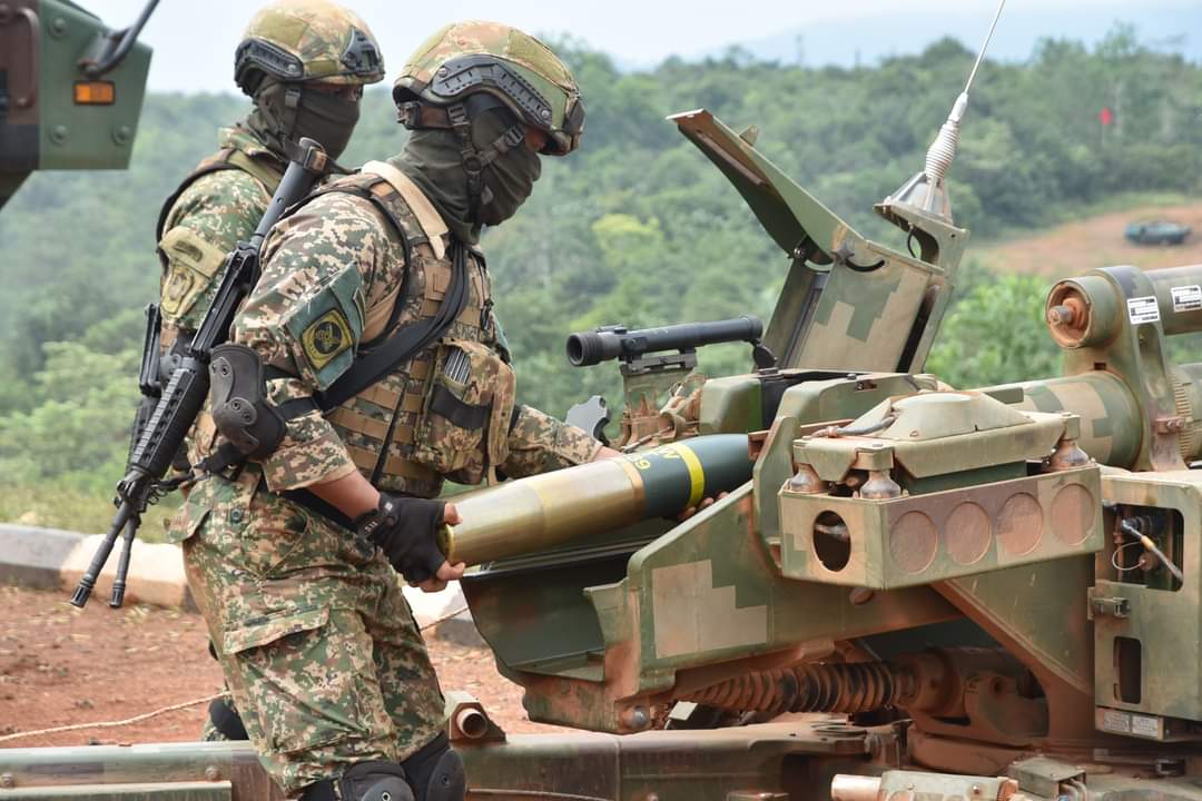Tiga anggota infantri menunjukkan kemahiran mengendalikan mesingan MGKA.
