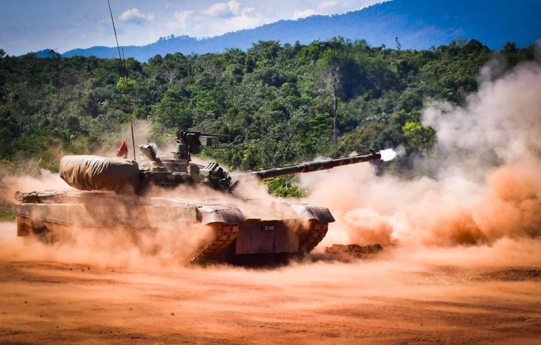 Kereta kebal PT-91M Pendekar melepaskan tembakan ke sasaran.