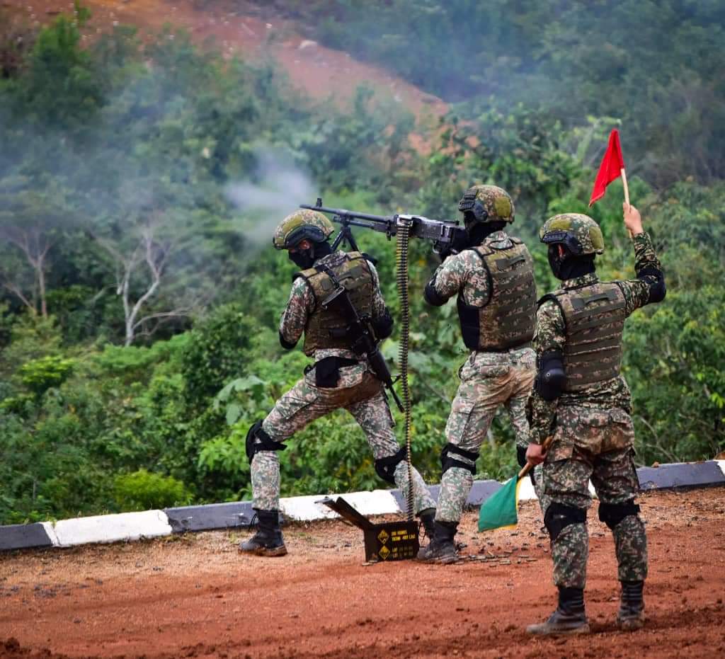 Tiga anggota infantri menunjukkan kemahiran mengendalikan mesingan MGKA.