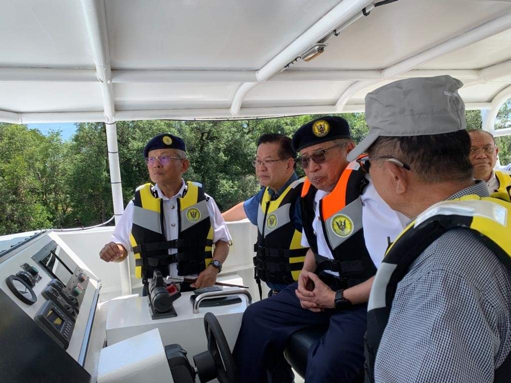 Abang Johari mendengar penerangan tentang kemampuan kapal peronda laju kelas Pulau yang diterima.