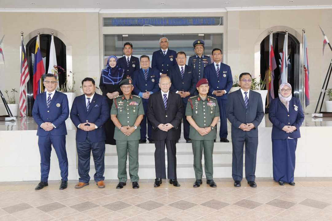 Mardzuki (tiga dari kiri), Hasagaya (tiga dari kanan) dan Syed Azman (tengah) bersama pengurusan kanan universiti selepas Majlis Serah Tugas sebagai Naib Canselor UPNM.