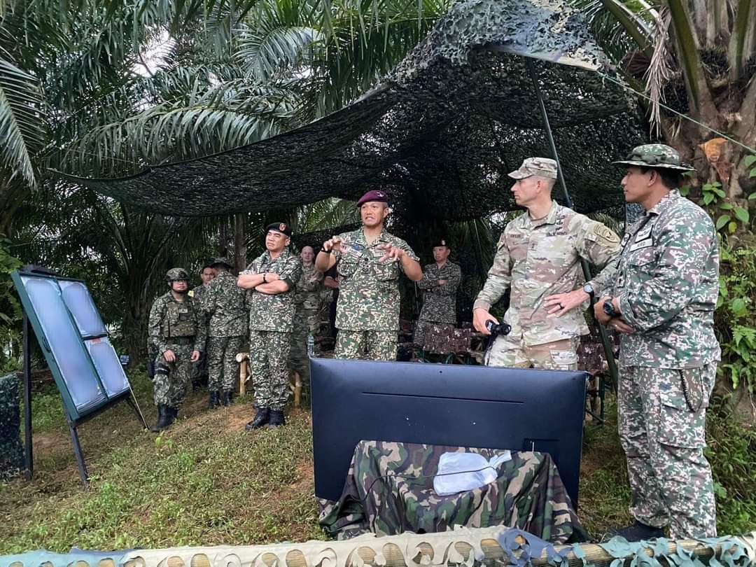 Panglima Medan Barat Tentera Darat, Lt Jen Dato’ Tengku Muhammad Fauzi bersama Eifler