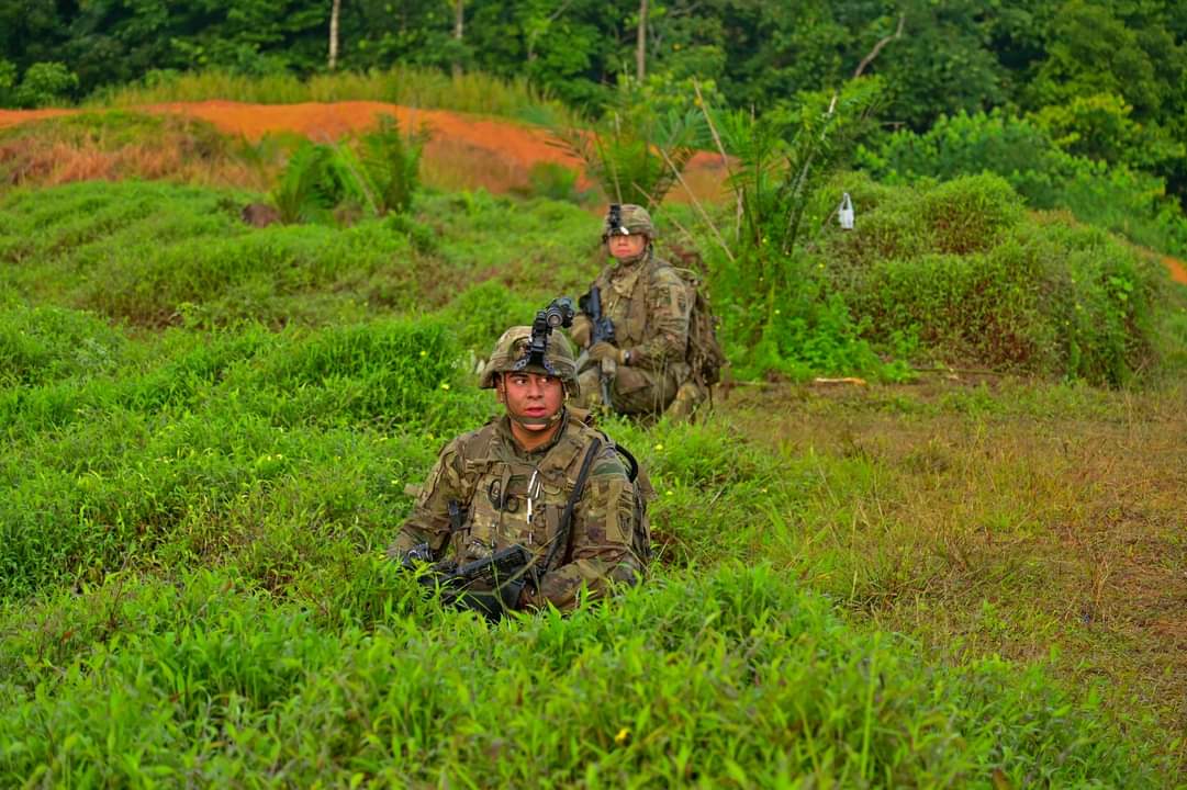 Dua anggota 1-5 IN BN, United States Army Pacific Command (USARPAC).