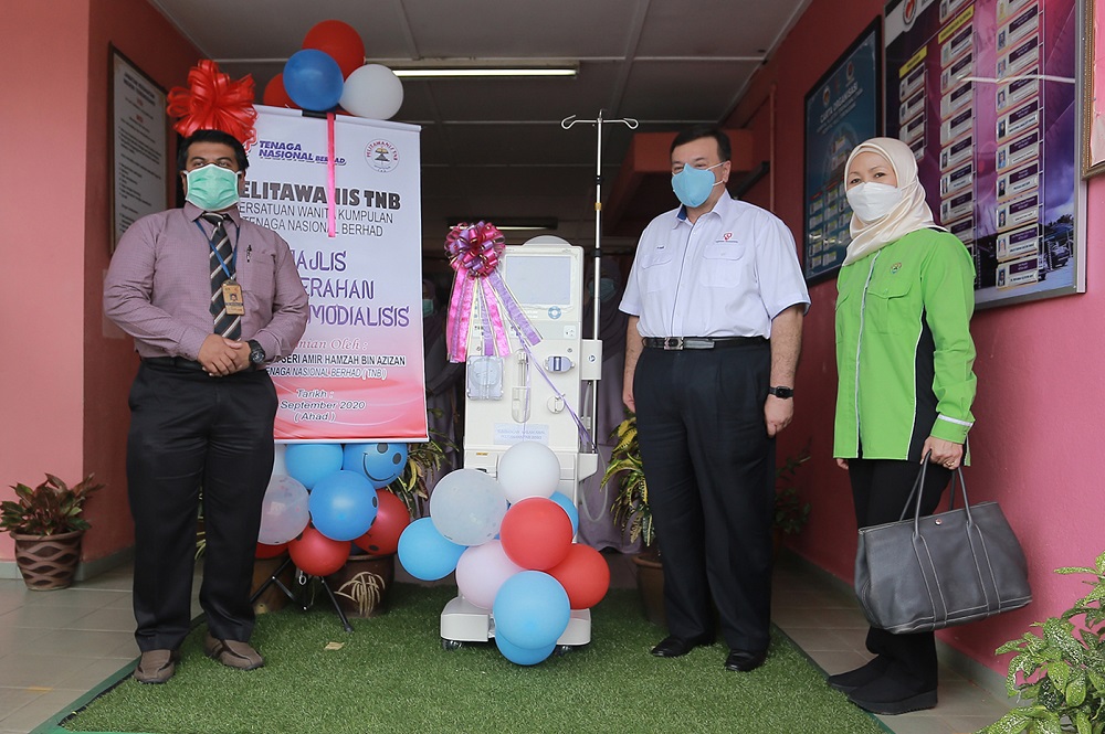 Yang Dipertua Pelitawanis TNB Kebangsaan, Datin Seri Aidah Abu (kanan) menyampaikan sumbangan mesin hemodialisis kepada Timbalan Pengarah (Perubatan) Hospital Hulu Terengganu, Dr. Mohamad Yurzi Mat Rani (kiri) di Hospital Hulu Terengganu Kenyir.
