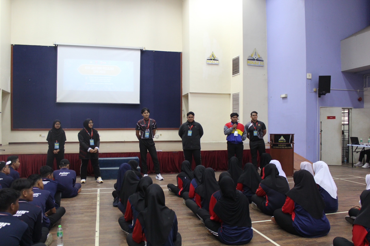 Fasilitator UPM membimbing aktiviti berkumpulan pelajar.