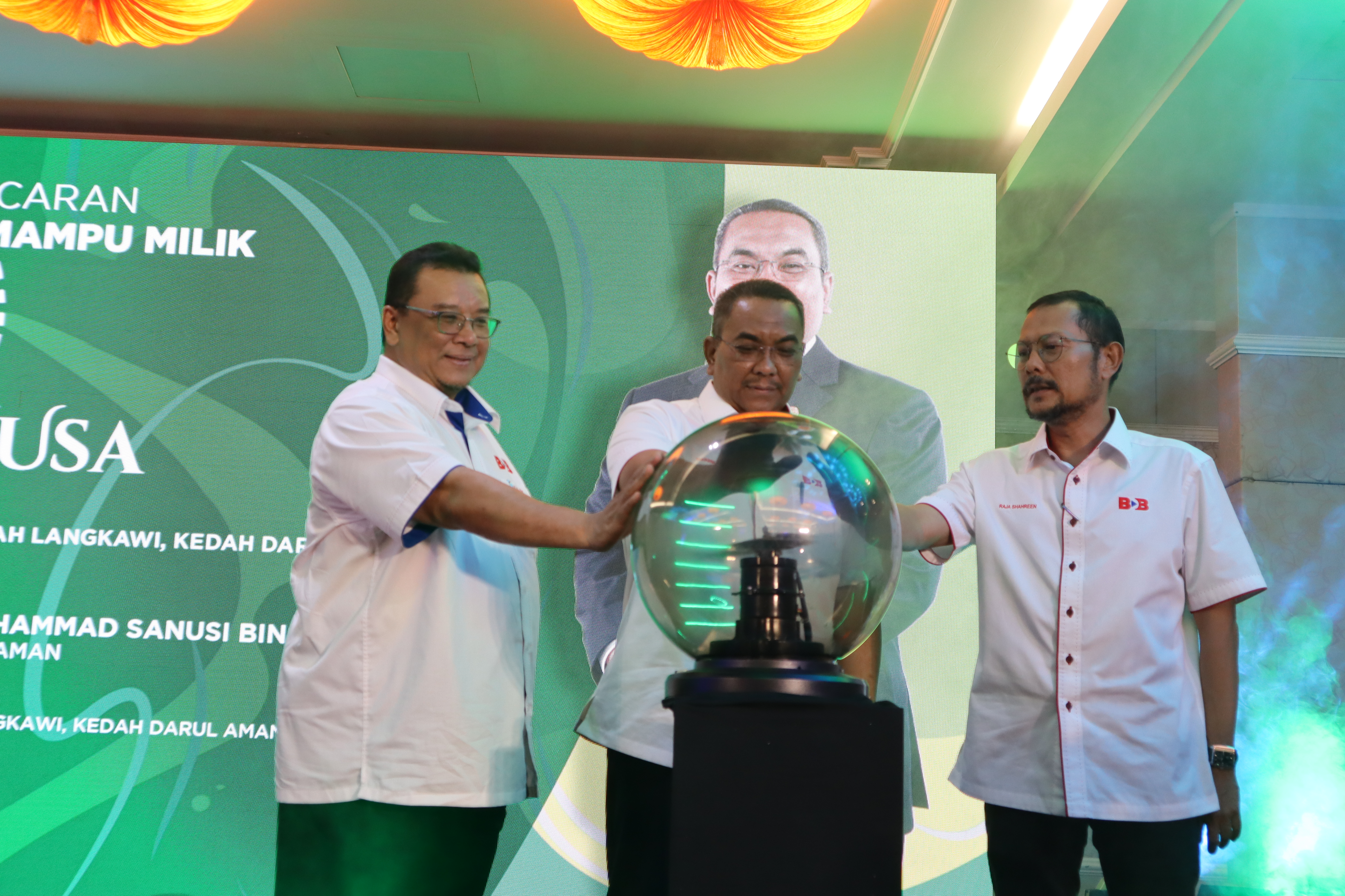 Menteri Besar Kedah, Datuk Seri Muhammad Sanusi Md Nor (tengah) menyempurnakan gimik pelancaran perumahan mampu milik Aman Nusa Langkawi sambil diiringi Che Had Dhali (kiri) dan Pengarah Eksekutif Kumpulan BDB, Raja Shahreen Raja Othman (kanan)