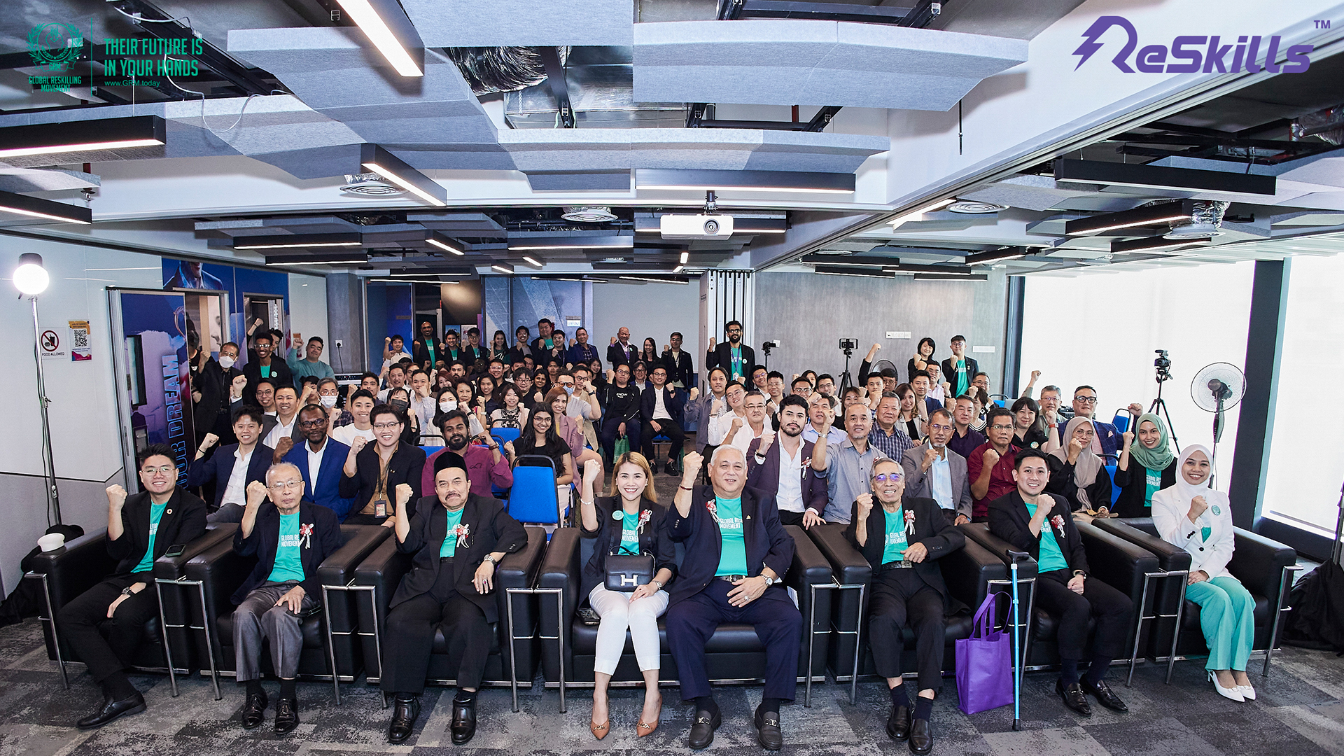 Foto berkumpulan semua tetamu yang menghadiri pelancaran rasmi dan sidang akhbar Pergerakan Kemahiran Semula Global di ReSkills Hub