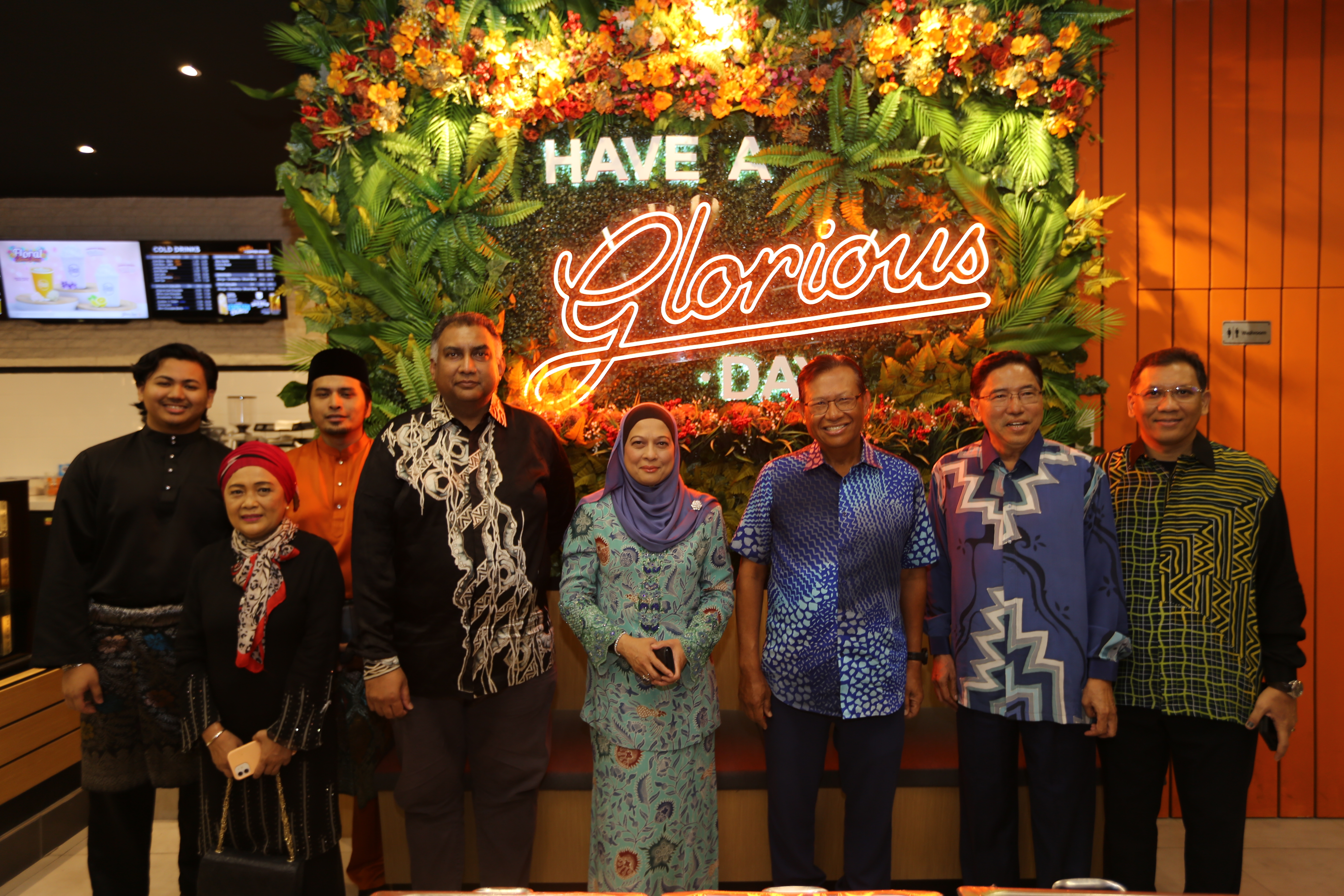 Datuk Hazimah Zainuddin (tengah) bersama Pengerusi Jawatankuasa Eksekutif, Pernas Datuk Abu Bakar As-Sidek Haji Mohd Sidek, dua francaisi Gloria Jean’s Coffees iaitu Haris Imran Roslan (kiri sekali) dan Zakwan Azizam (tiga dari kiri), serta tetamu kehormat yang lain.