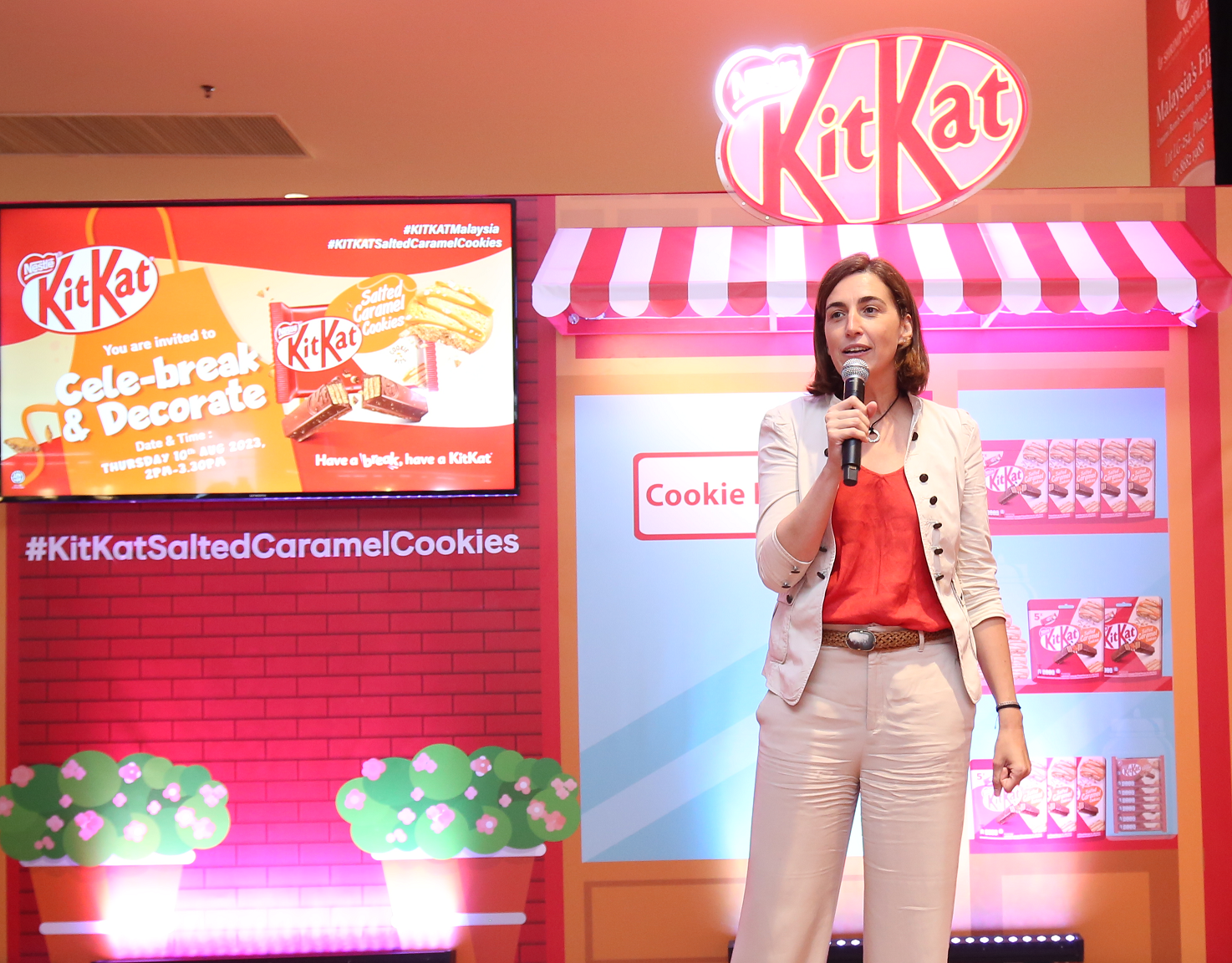 Carlota Casellas memperkenalkan KitKat Salted Caramel Cookies edisi terhad baharu pada acara pelancaran eksklusif yang diadakan di IOI CIty Mall, Putrajaya.