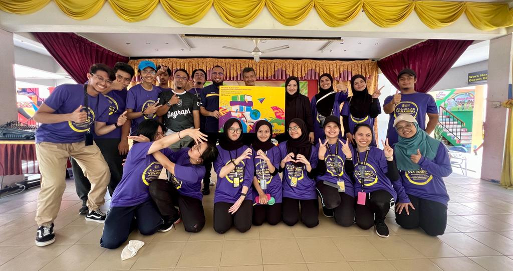 Wan Nurul Izzati (barisan belakang, empat dari kanan) bersama pelajar dan pensyarah yang menjayakanbProgram Mural Jelajah Bakti Mahasiswa UiTM Cawangan Perak 2023.
