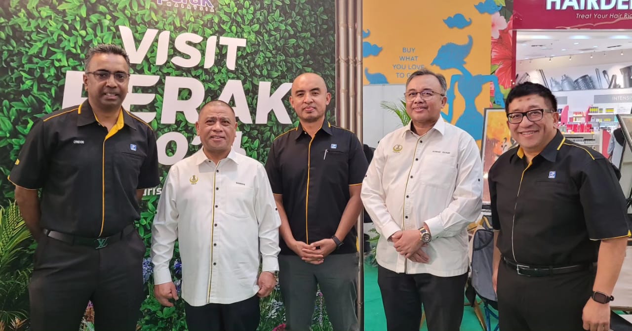 Saarani (dua dari kiri) bersama Lydon (kiri); Setiausaha Kerajaan negeri Perak, Datuk Ahmad Suaidi Abdul Rahim (tiga dari kanan); Ketua Operasi Lebuhraya WCE, Ir. Syed Muhd. Naguib Syed Mohd. (dua dari kanan) dan Pengurus Besar, Komunikasi Strategik & Penglibatan Pihak Berkepentingan WCE, Syed Mohammed Idid.