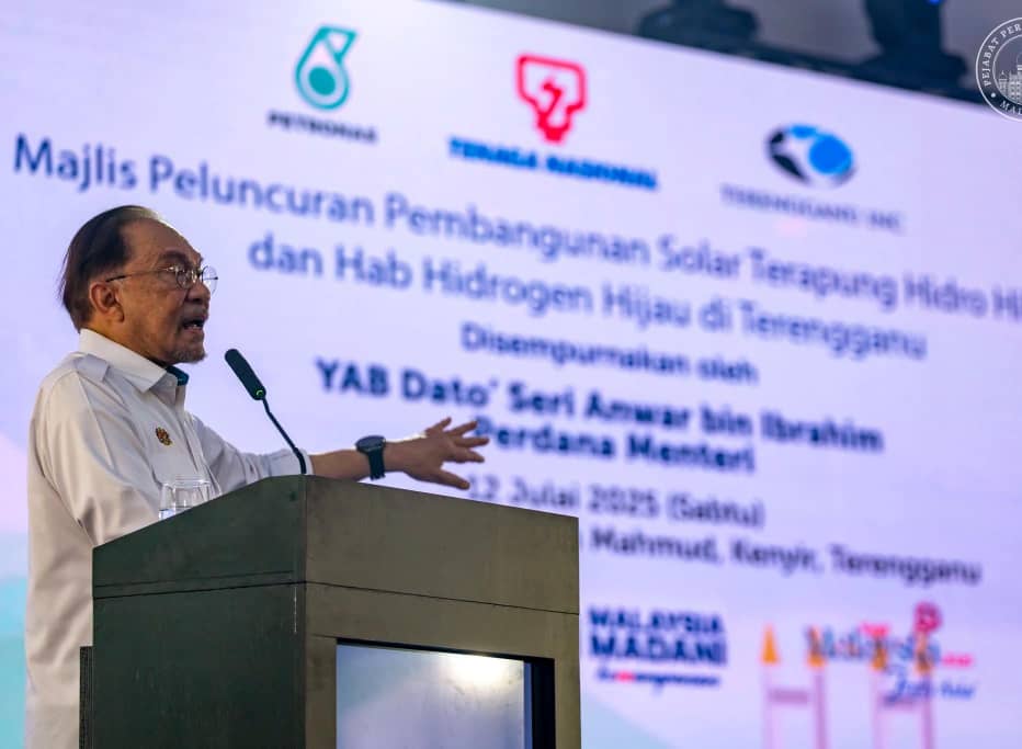 Perdana Menteri Datuk Seri Anwar Ibrahim ketika berucap merasmikan majlis pelancaran projek Solar Terapung Hibrid Hidro (HHFS) dan Hab Hidrogen Hijau di Stesen Janakuasa Hidroelektrik Sultan Mahmud dekat Kenyir, Terengganu hari ini.