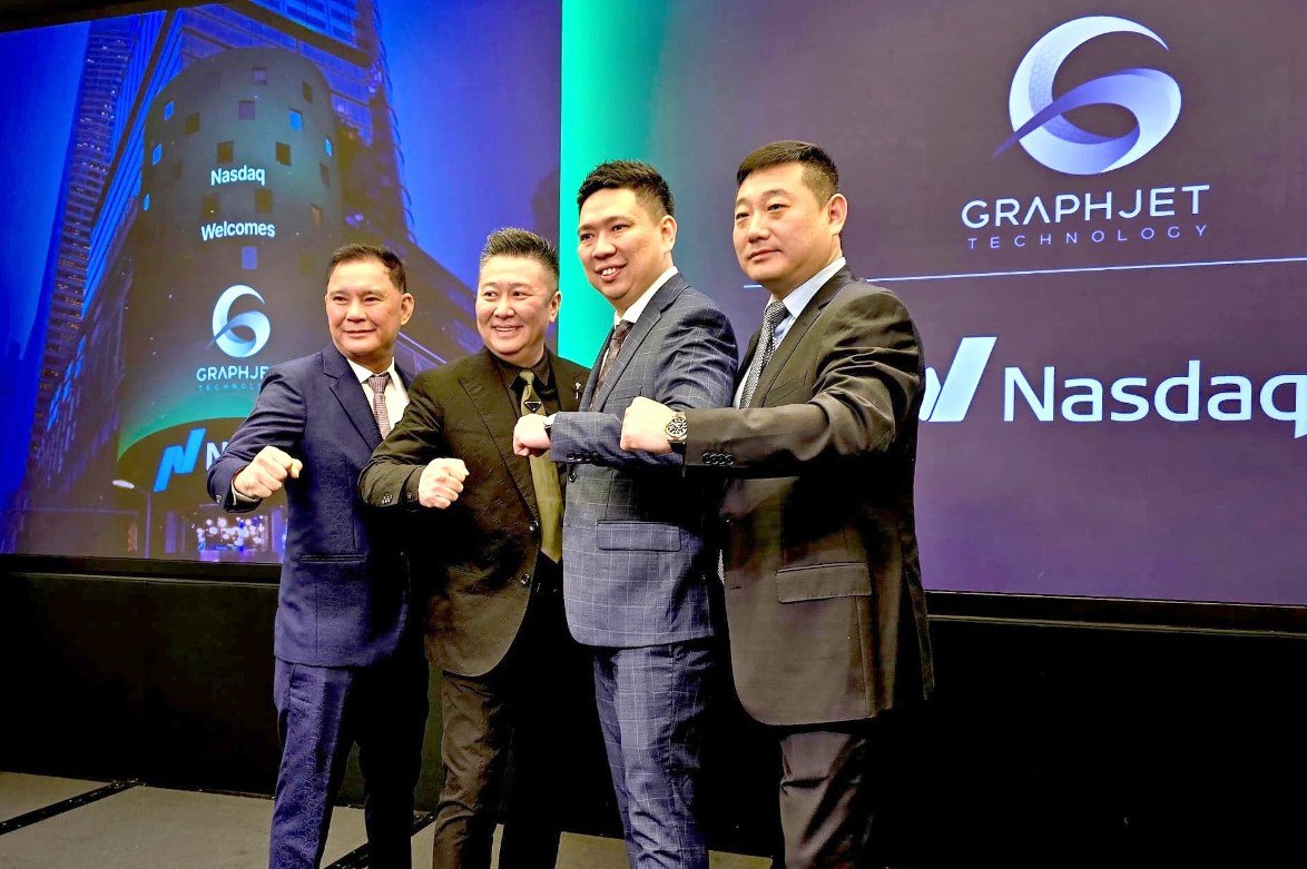 (Dari kiri) Pengerusi Graphjet Technology, Lim Hooi Beng; Pengarah Eksekutif Graphjet Technology, Jay Aw; Pengasas bersama dan Ketua Pegawai Eksekutif Graphjet Technology, Lee Ping Wei; Ketua Pegawai Teknologi Graphjet Technology, Liu Yu selepas acara membunyikan loceng di Nasdaq, New York pada 15 Mac 2024
