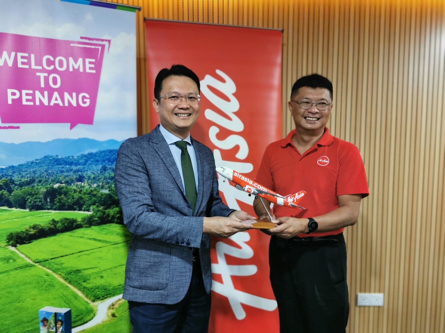 Yeoh Soon Hin bersama wakil AirAsia