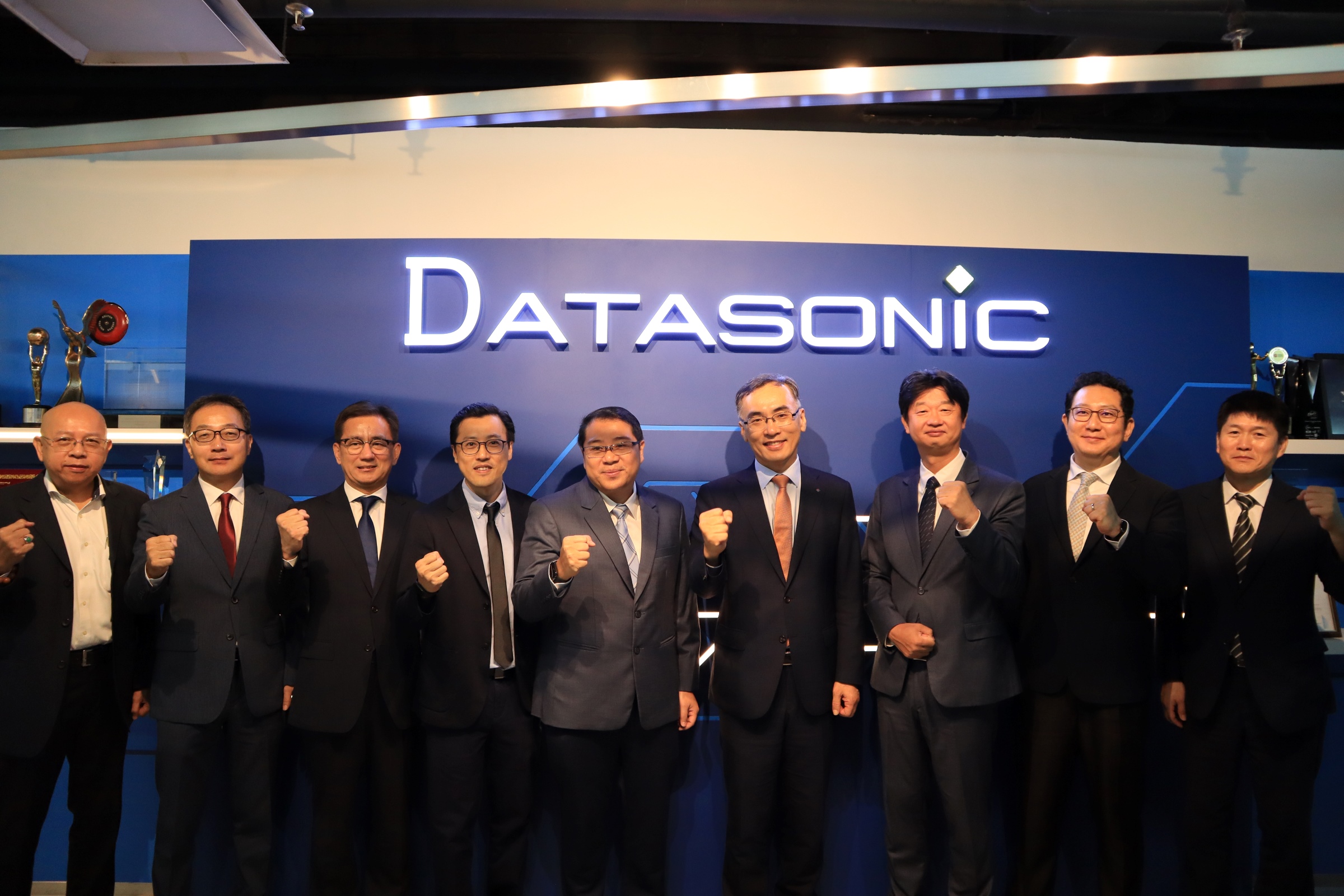 Danny Chew dan Young-Hwan Cha bersama Pengarah Eksekutif Datasonic, Chua Kok Khuang (empat dari kiri) dan Ketua Pengarah Agensi Penggalakan Perdagangan-Pelaburan Korea (KOTRA), Lee Sung Gi (tiga dari kanan) bersama tetamu lain.